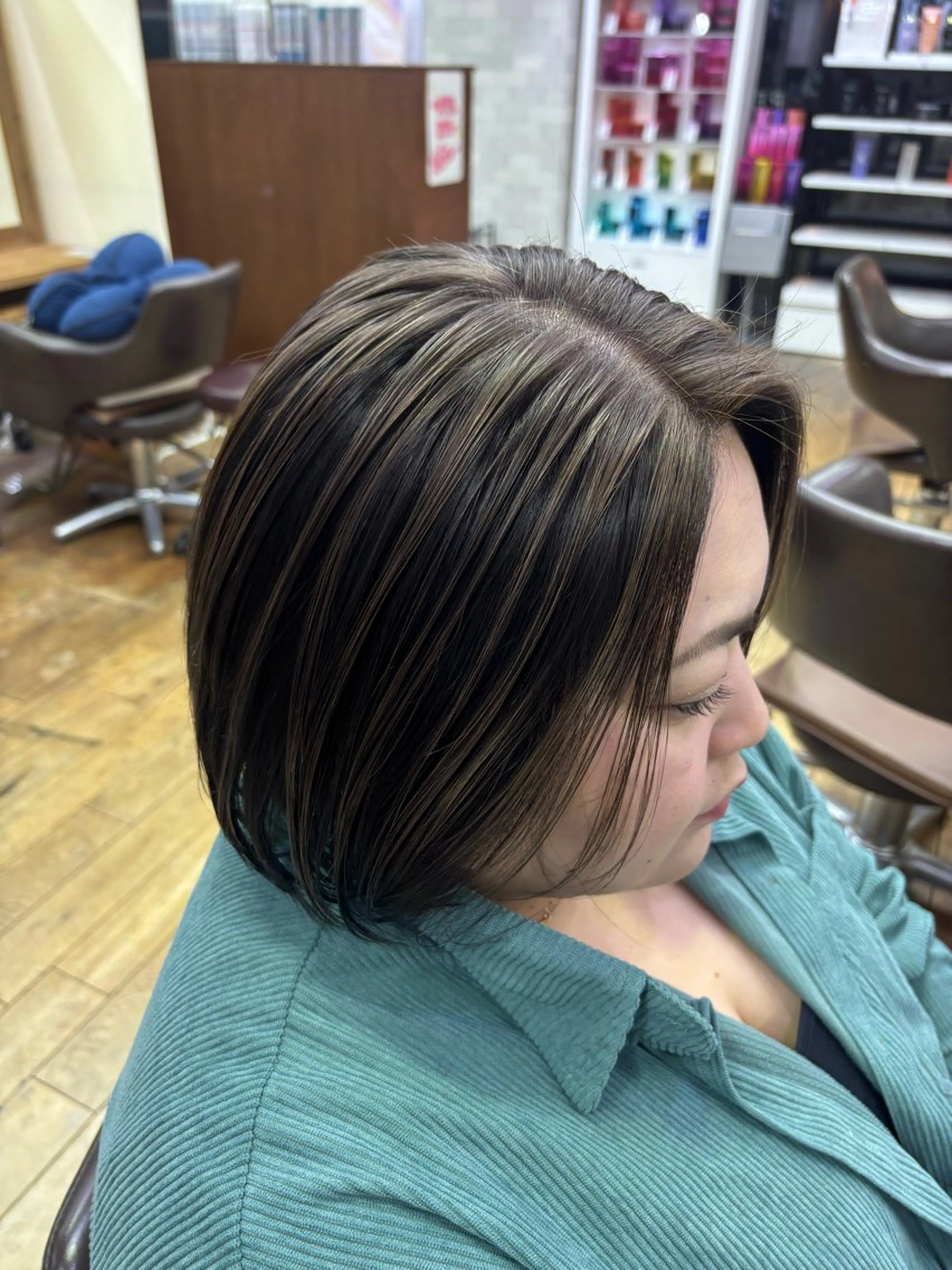 ミディアム rise/レイヤー／ ダブルカラーのヘアスタイル