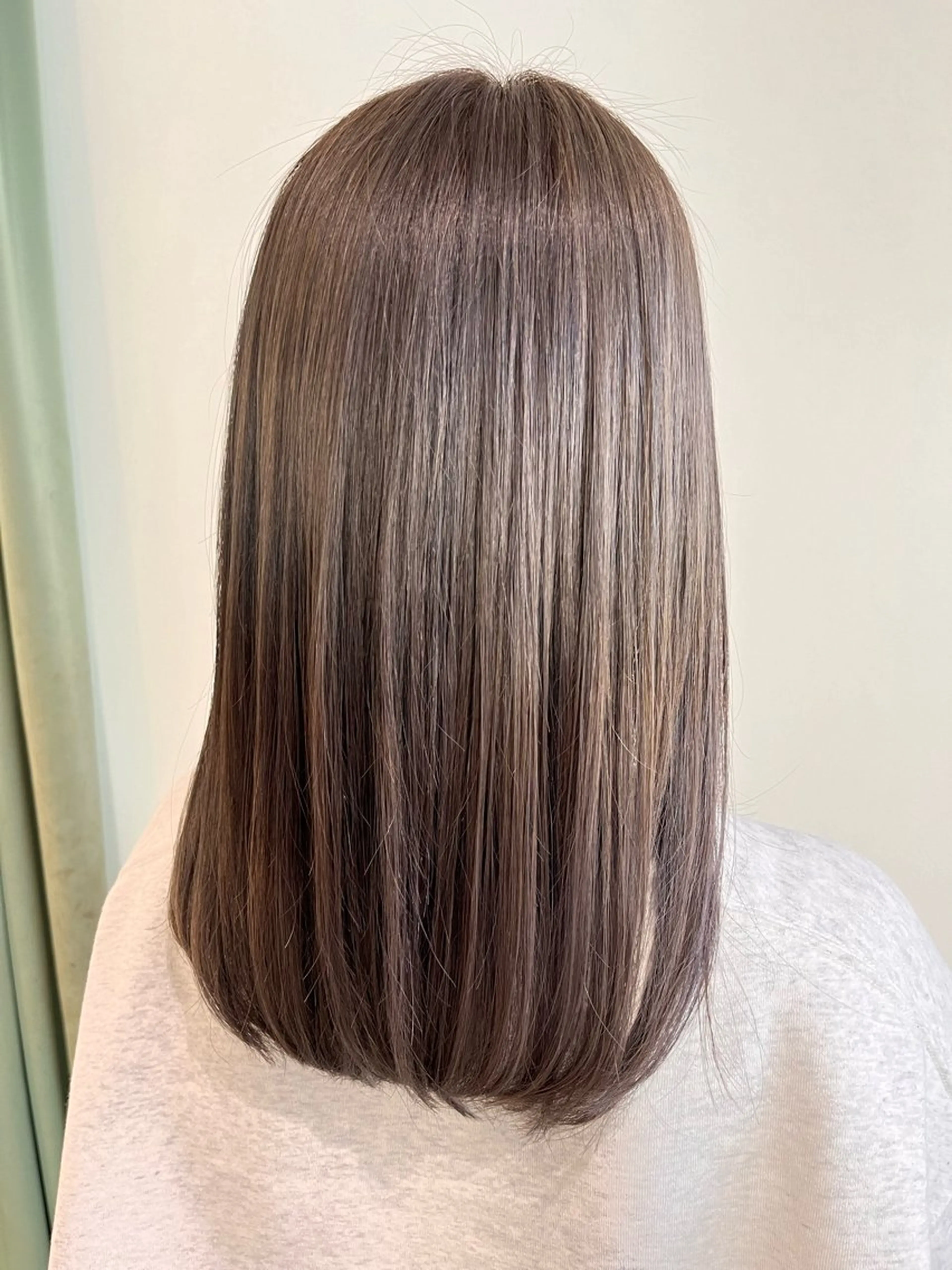 ミディアム カラー ブリーチ 透明感カラー グレージュ オリーブグレージュ オリーブグレー オタク美容師🛍/ 酸性ストレート/艶髪のヘアスタイル