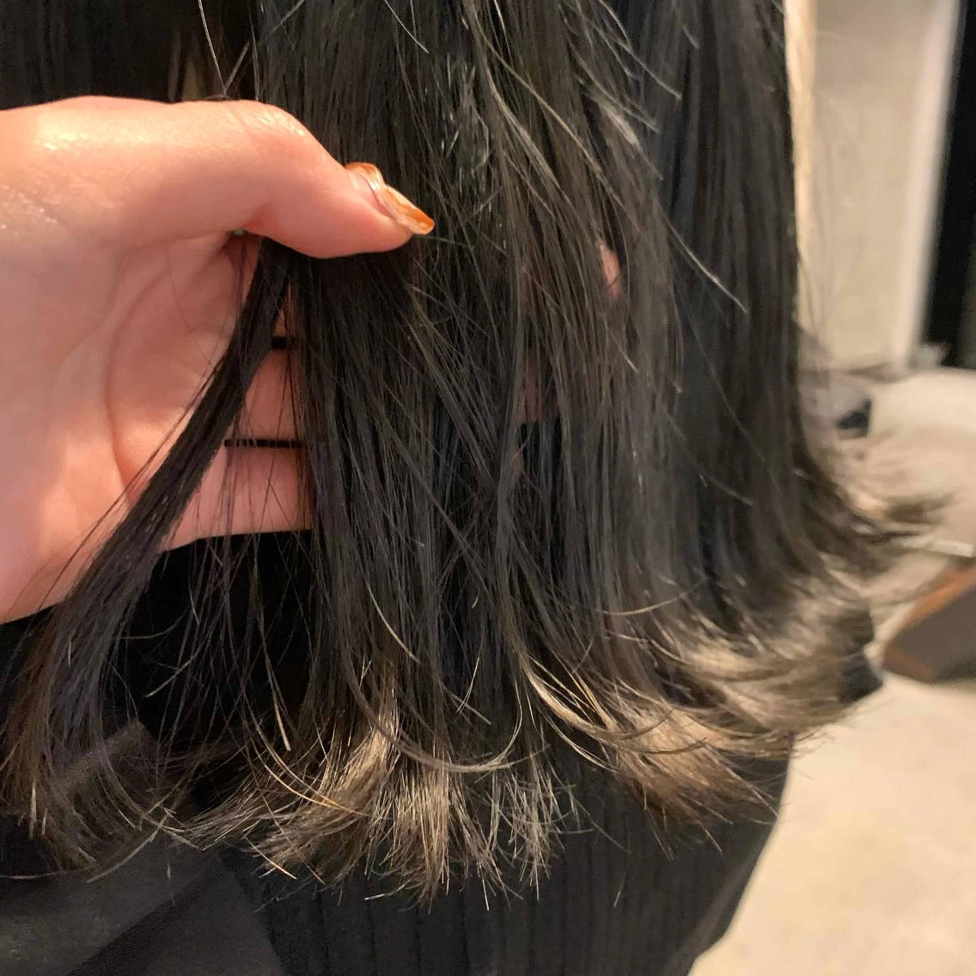 セミロング カラー ブリーチ 透明感カラー yupi🐈‍⬛ レイヤー/パーマのヘアスタイル