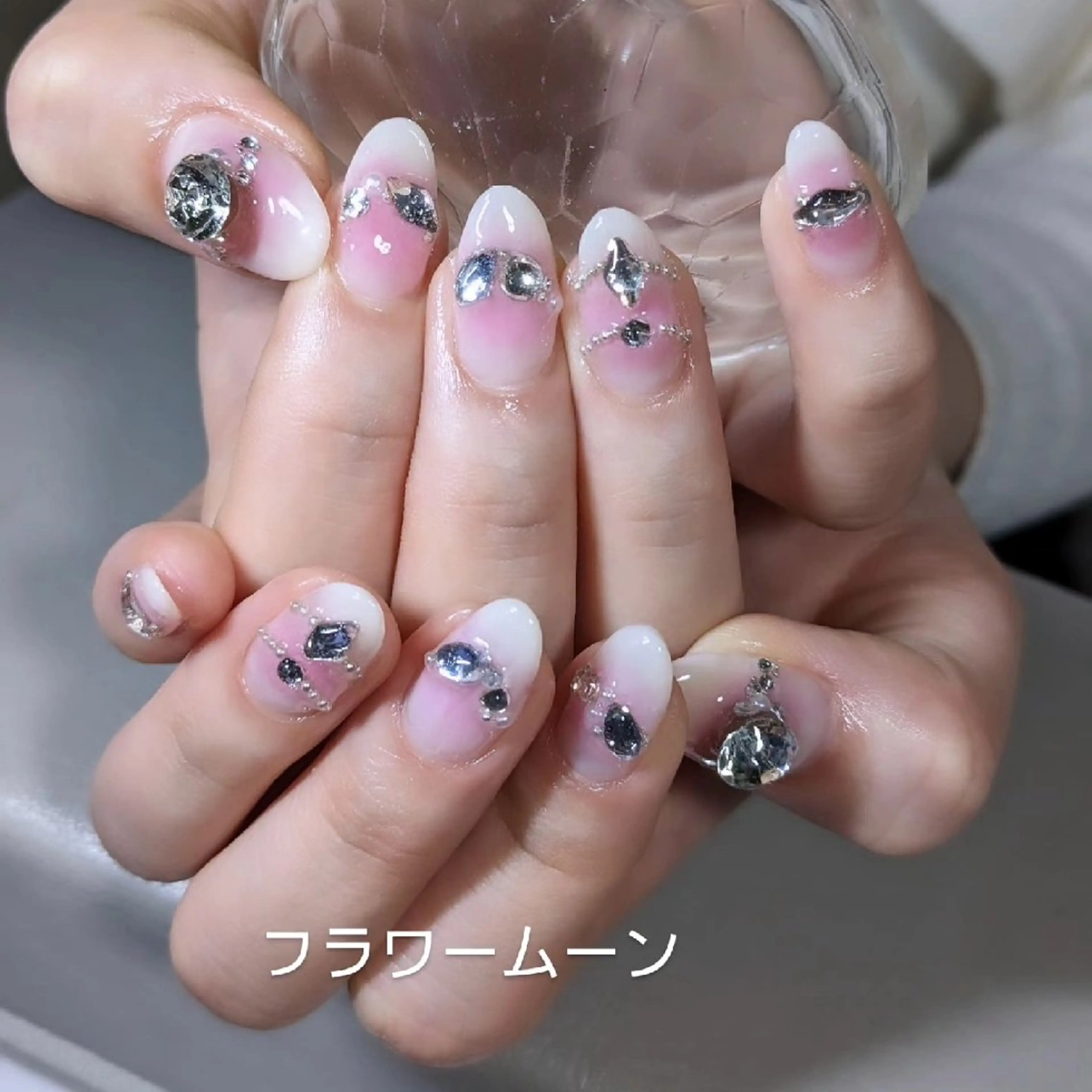 ネイル チークネイル フラワー ムーンのネイルデザイン