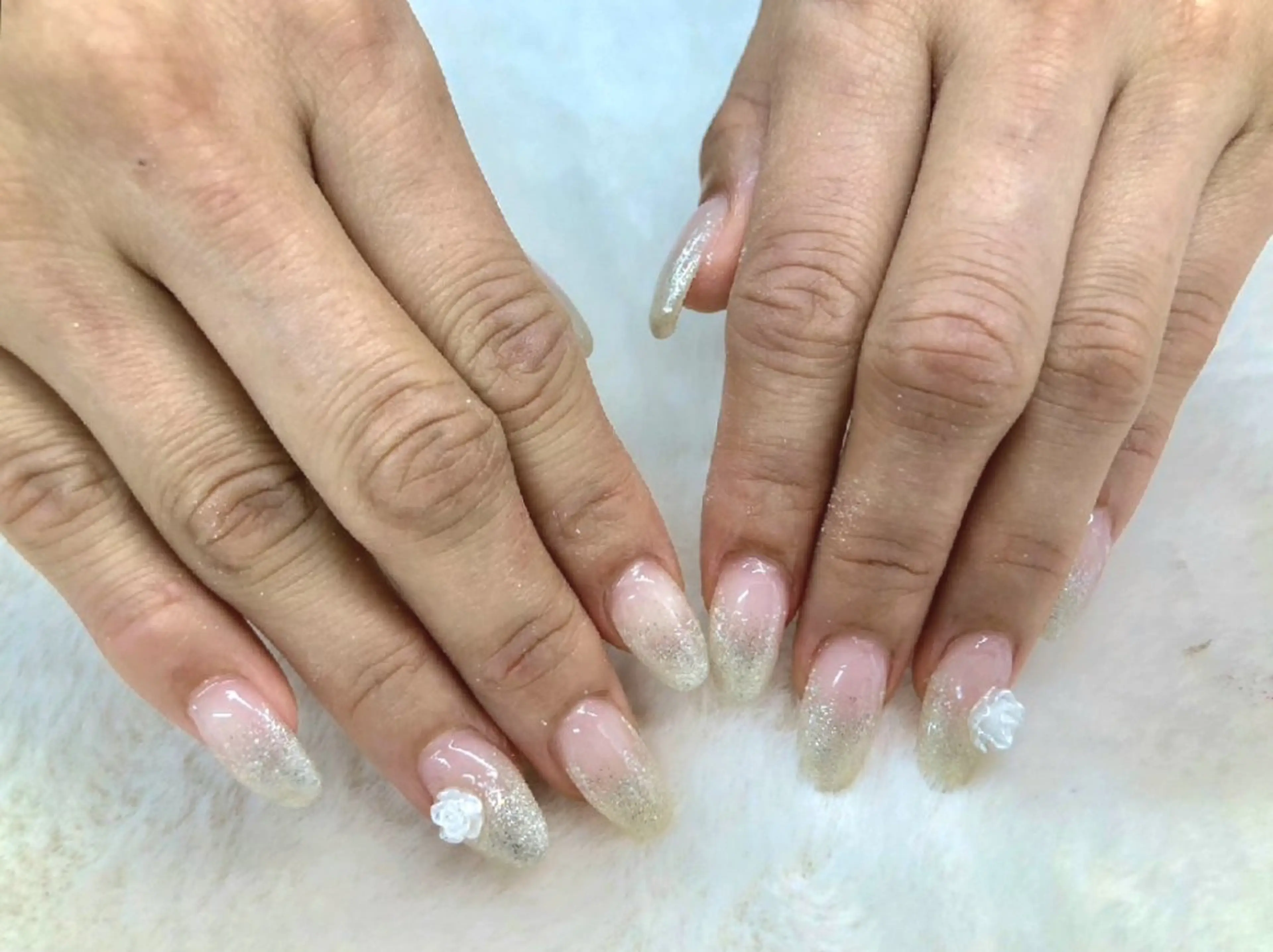 ネイル グラデーション キラキラネイル ラメ(グリッター) ラメグラデーション ホワイト ハンドネイル ハンドケア 心斎橋Salon Epokkuのネイルデザイン