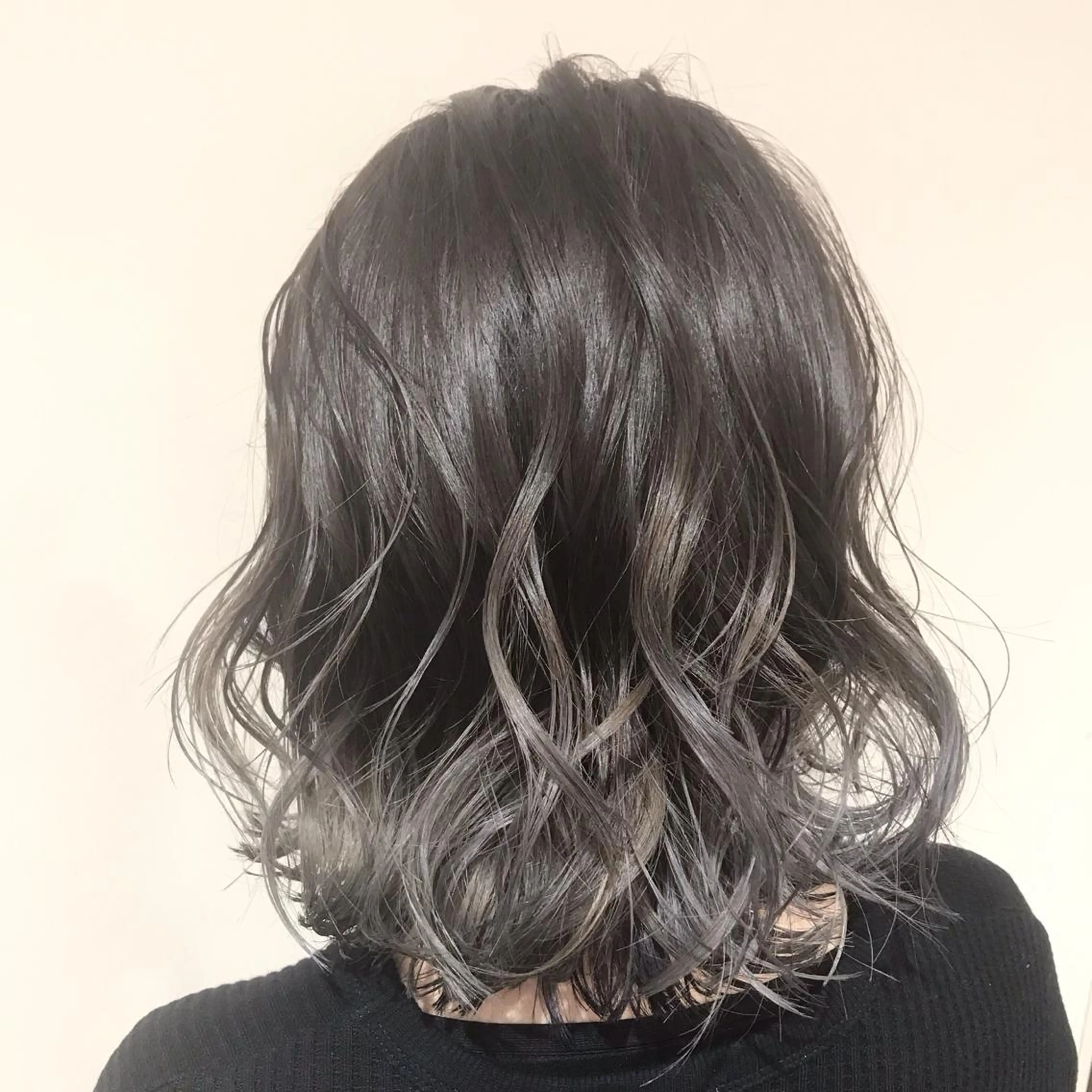 ショート カラー アッシュ アッシュグレー アッシュグレージュ バレイヤージュ ブリーチ AMI Hair  supply所属・髪質改善カラー 韓国風レイヤーのヘアスタイル