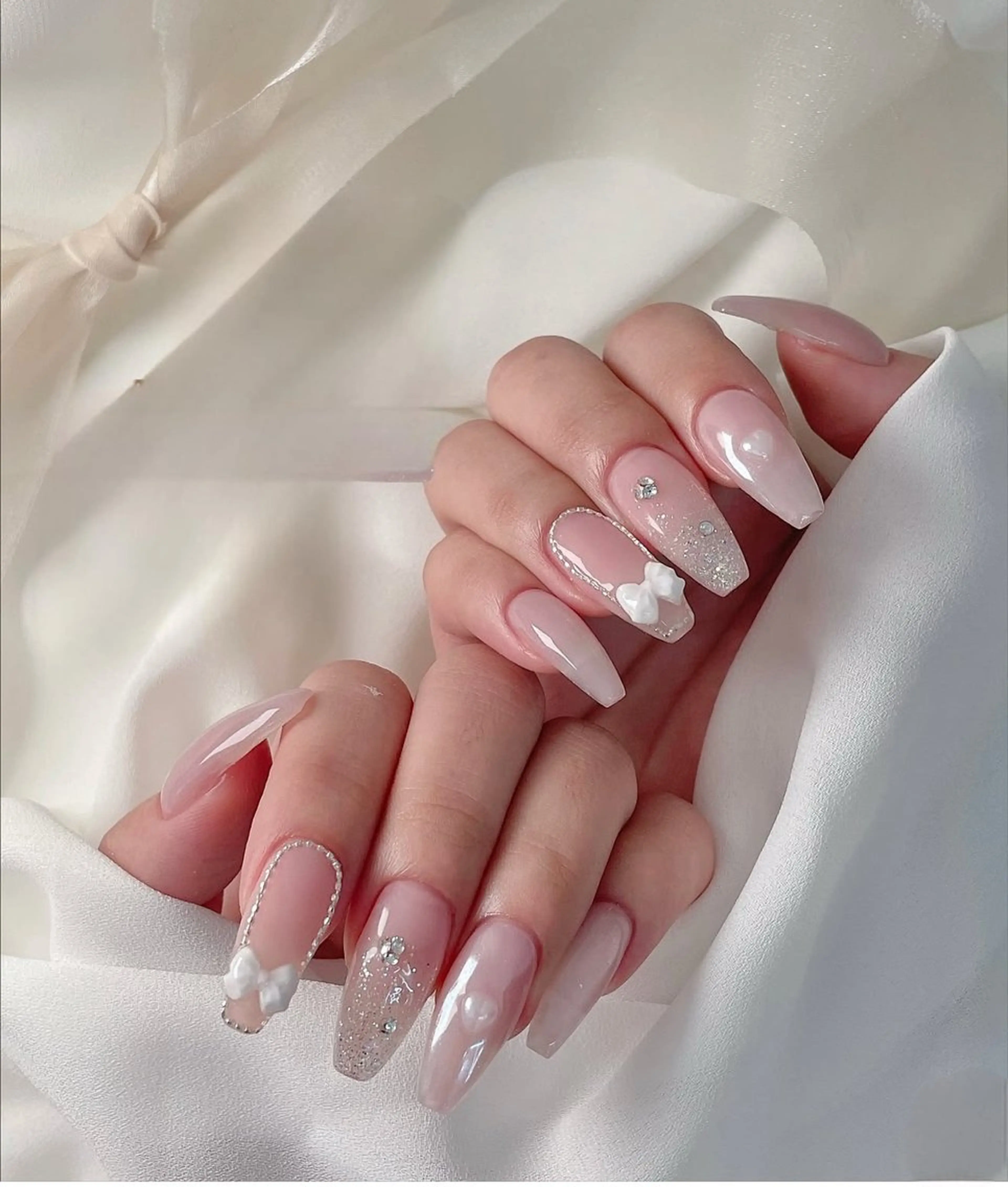 ネイル キラキラネイル マグネットネイル ミラーネイル ニュアンスネイル 春ネイル ハンドネイル Lyna 池袋のネイルデザイン