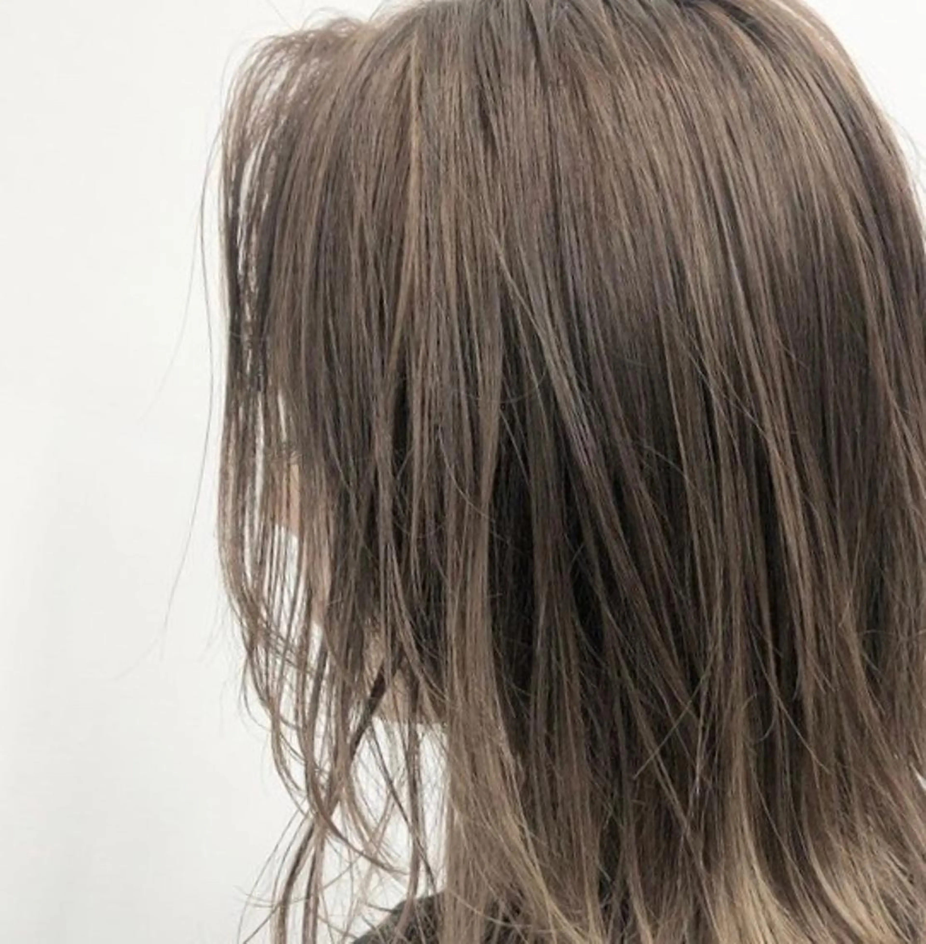 ミディアム カラー ニシキオリ ユウキのヘアスタイル