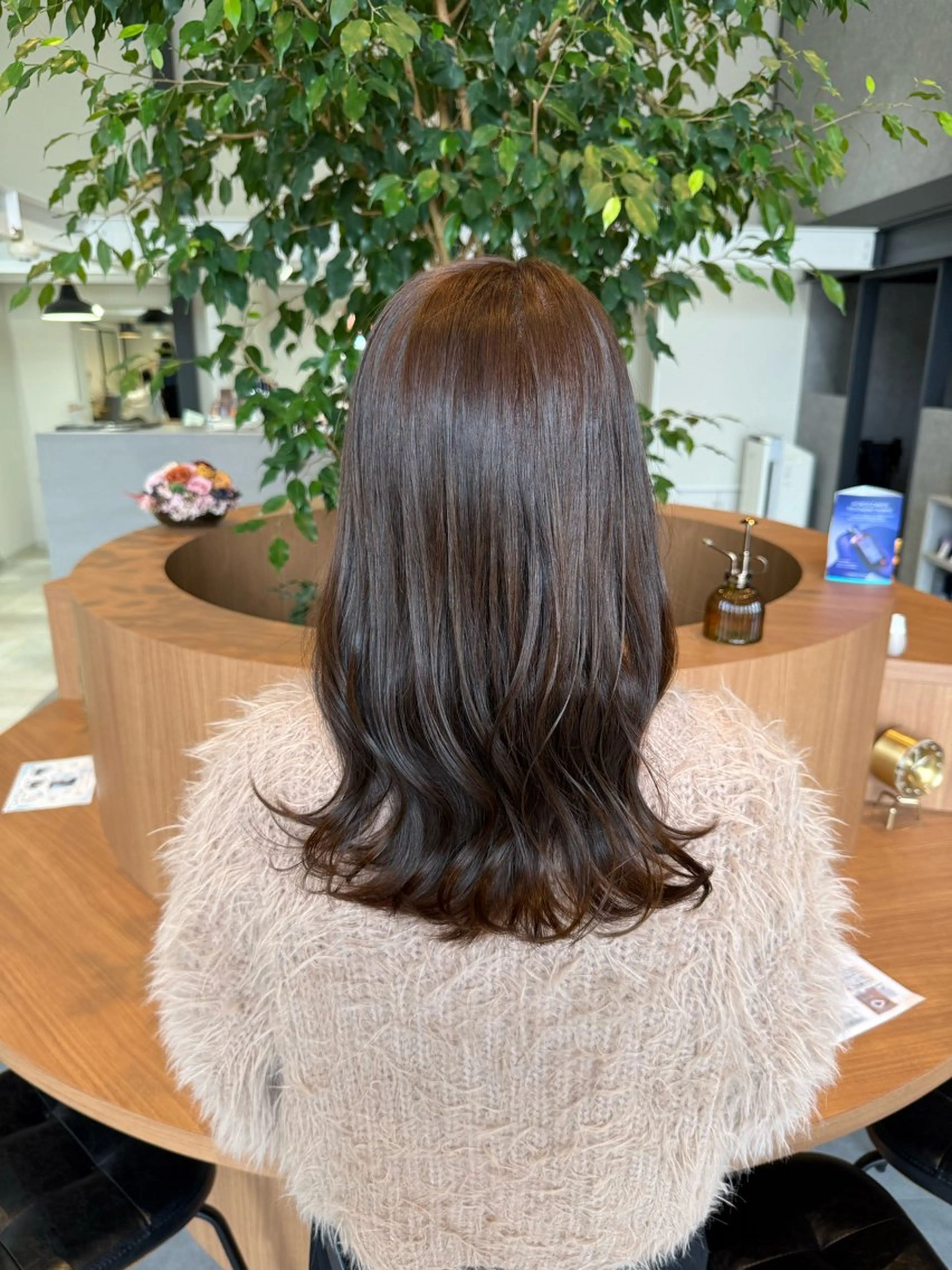 セミロング カラー ブリーチ ブラウンカラー ダブルカラー ブリーチなしカラー オリーブブラウン カット ヘアカラー トリートメント ayaka |トレンドヘアのヘアスタイル