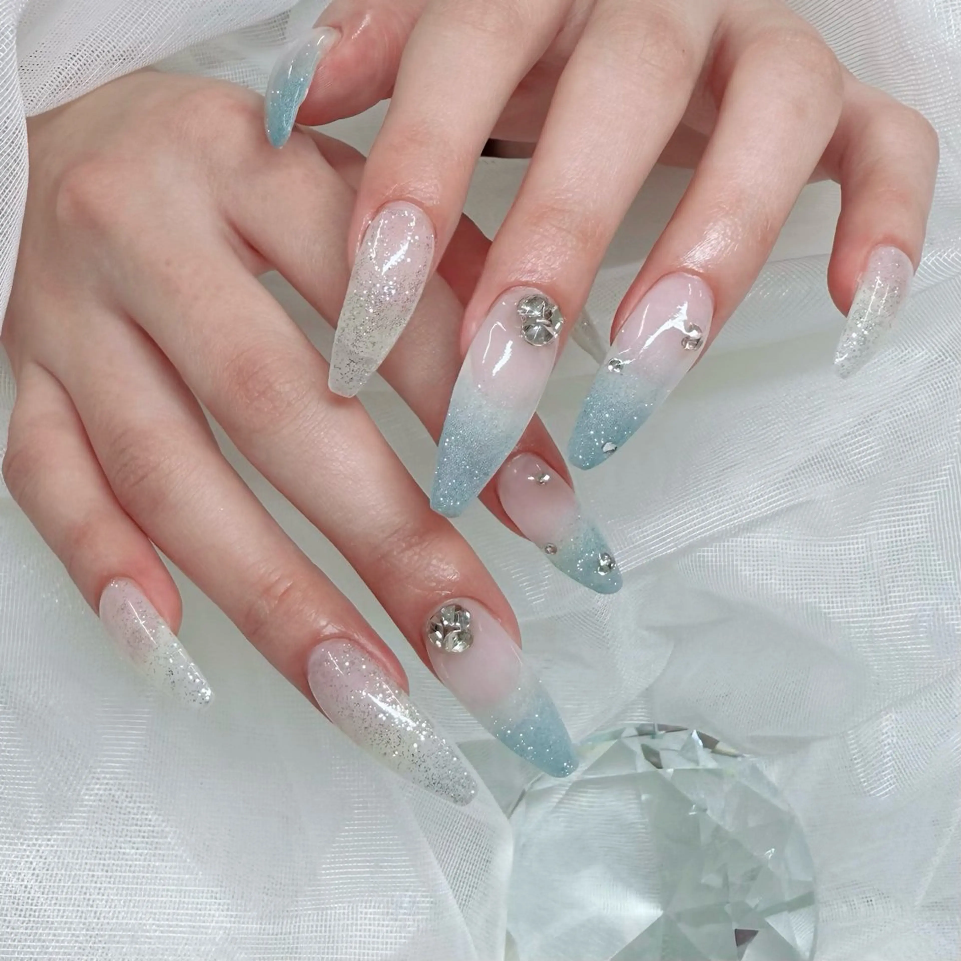 ネイル ブルー グラデーション ラメ(グリッター) ラメグラデーション ロングネイル ハンドネイル Amie NAILのネイルデザイン