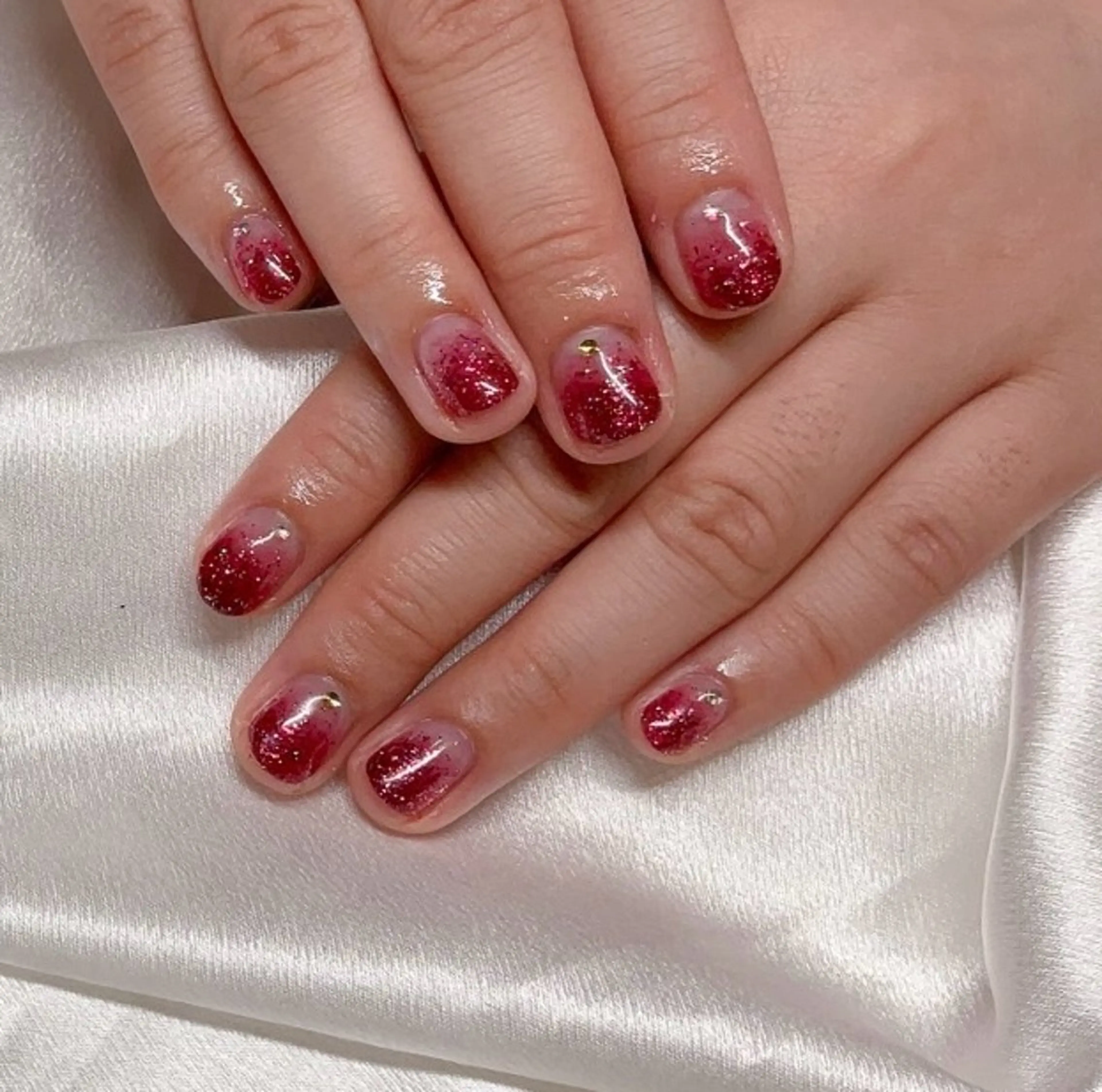 ネイル ラメ(グリッター) ラメグラデーション 赤色 冬ネイル クリスマス ハンドネイル NailSalon   Reve（ネイルサロン レーヴ）所属・NailSalon Reveのネイルデザイン