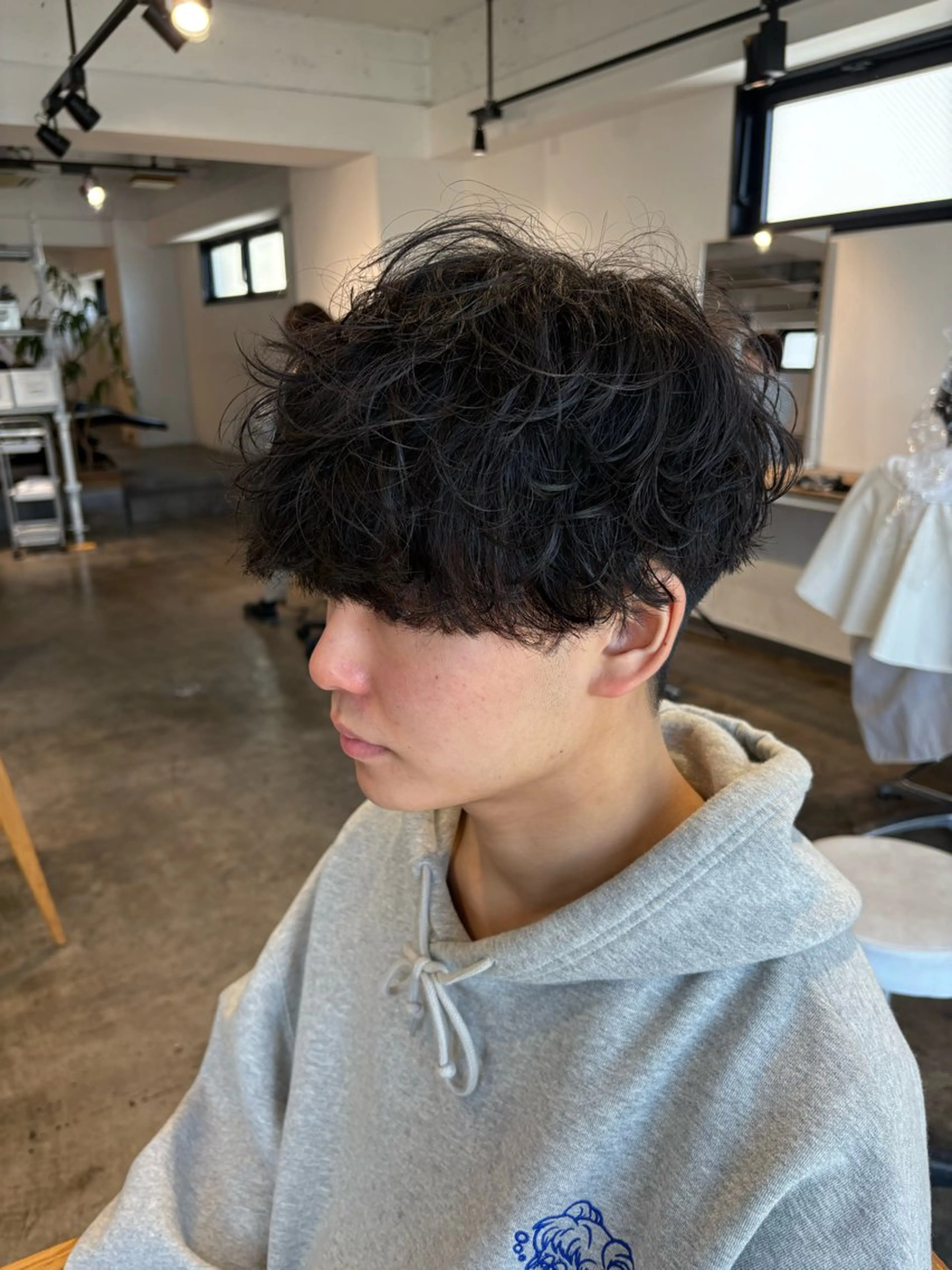 ショート パーマ メンズ センターパート ダウンパーマ フェザーパーマ カルマパーマ メンズ韓国風 カット パーマ become men's hair 名駅店所属・名駅/フェザーパーマ 韓国ヘア/森岡のヘアスタイル