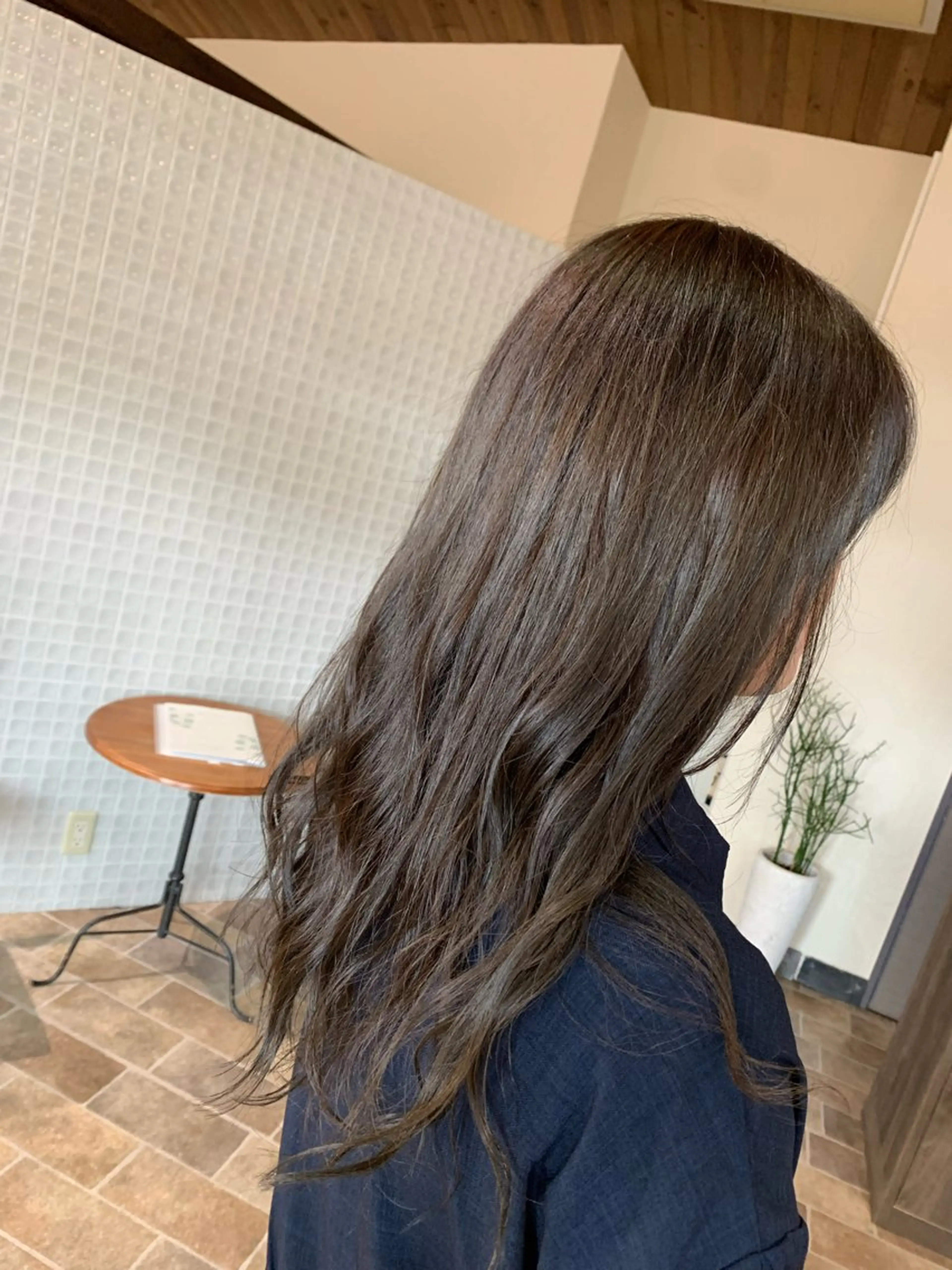 ロング カラー アッシュ アッシュブラウン ブラウンカラー カット ヘアカラー トリートメント 礒谷 夏帆のヘアスタイル