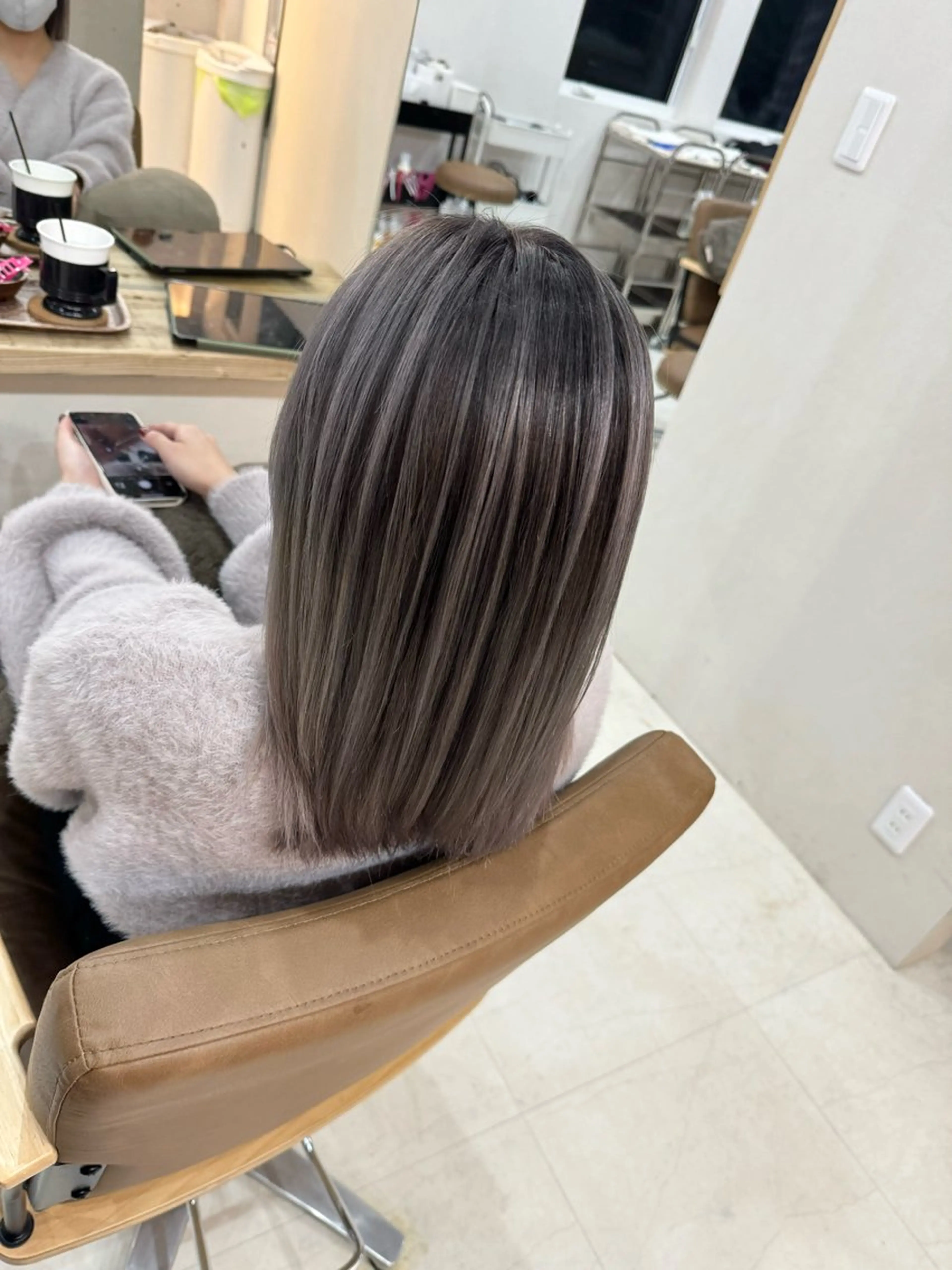 セミロング レイヤーカット ヘアカラー アルーナビューティデザイン所属・鈴木 妃帆未のヘアスタイル