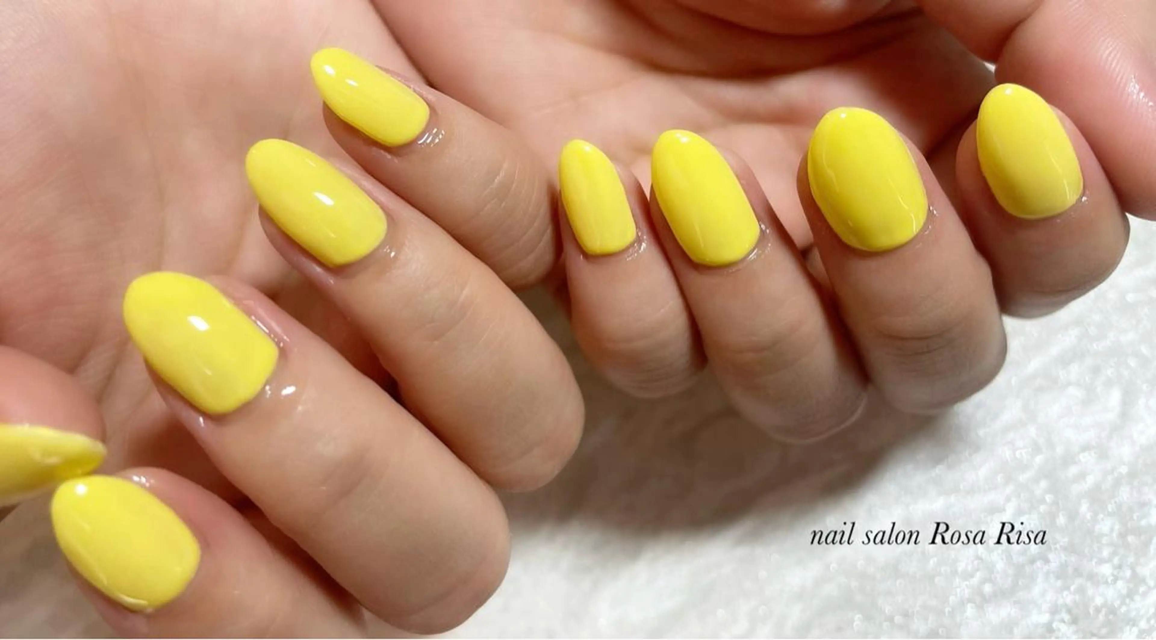 ミディアム ネイル イエローカラー 黄色 ハンドネイル ネイルスタジオ シェイクユアハンズのネイルデザイン