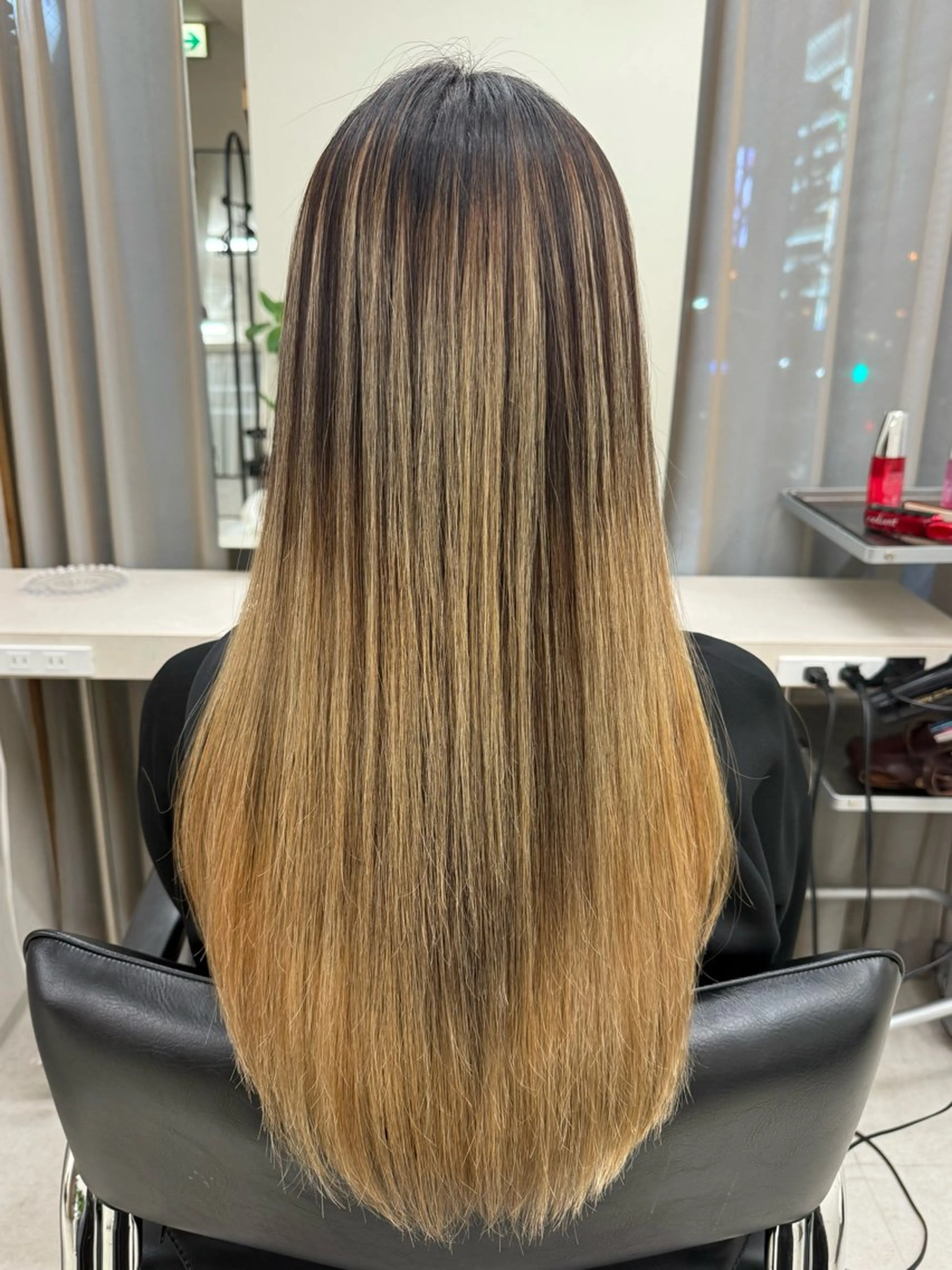 ロング パーマ レイヤーカット 縮毛矯正 ストレートパーマ カット 縮毛矯正 トリートメント haru 髪質改善サロンのヘアスタイル