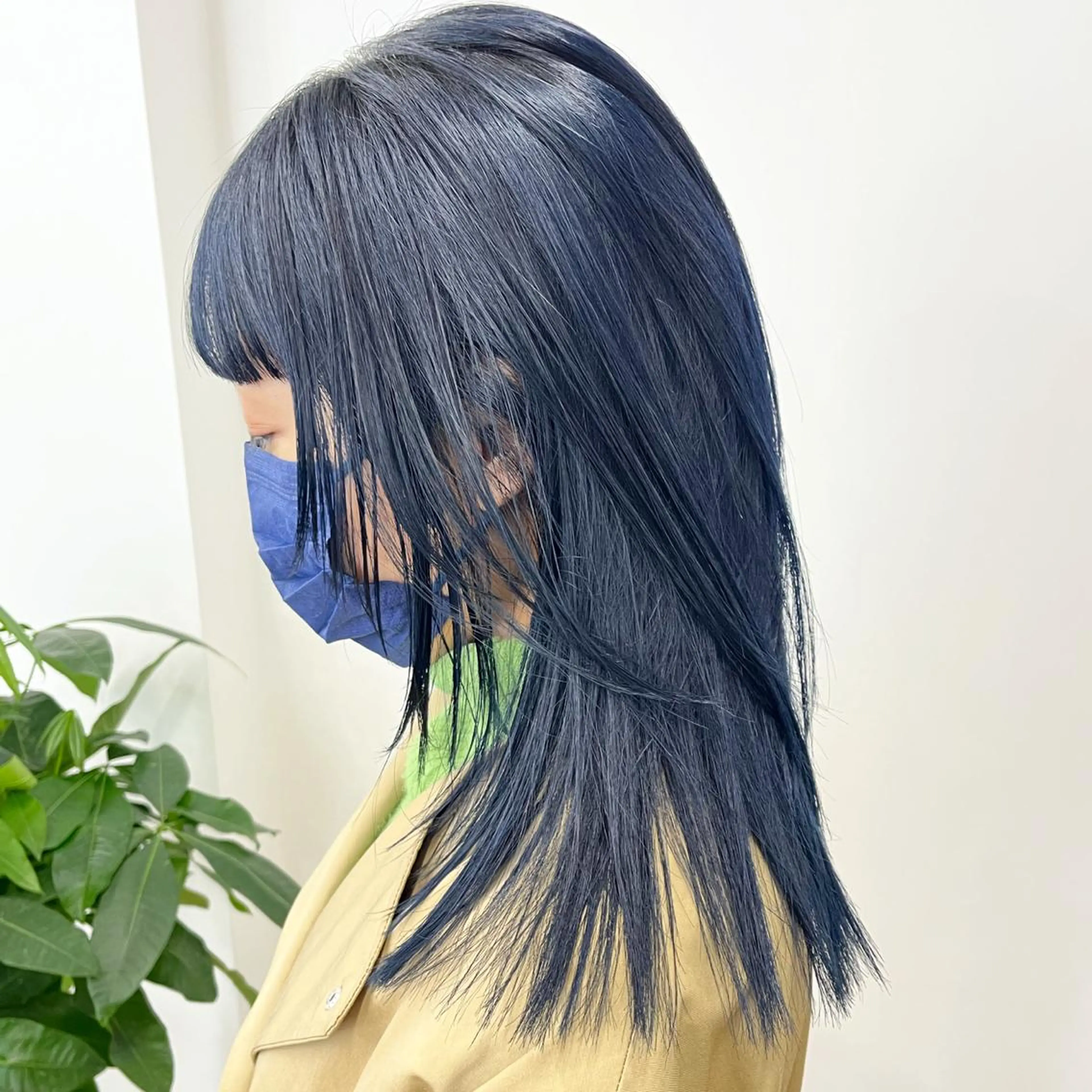 ミディアム カラー ヘアアレンジ 黒髪 ブリーチ ブルーカラー ブルーブラック ネイビーカラー ヘアカラー トリートメント No1韓国風レイヤー &カチモリ✨ /サキのヘアスタイル