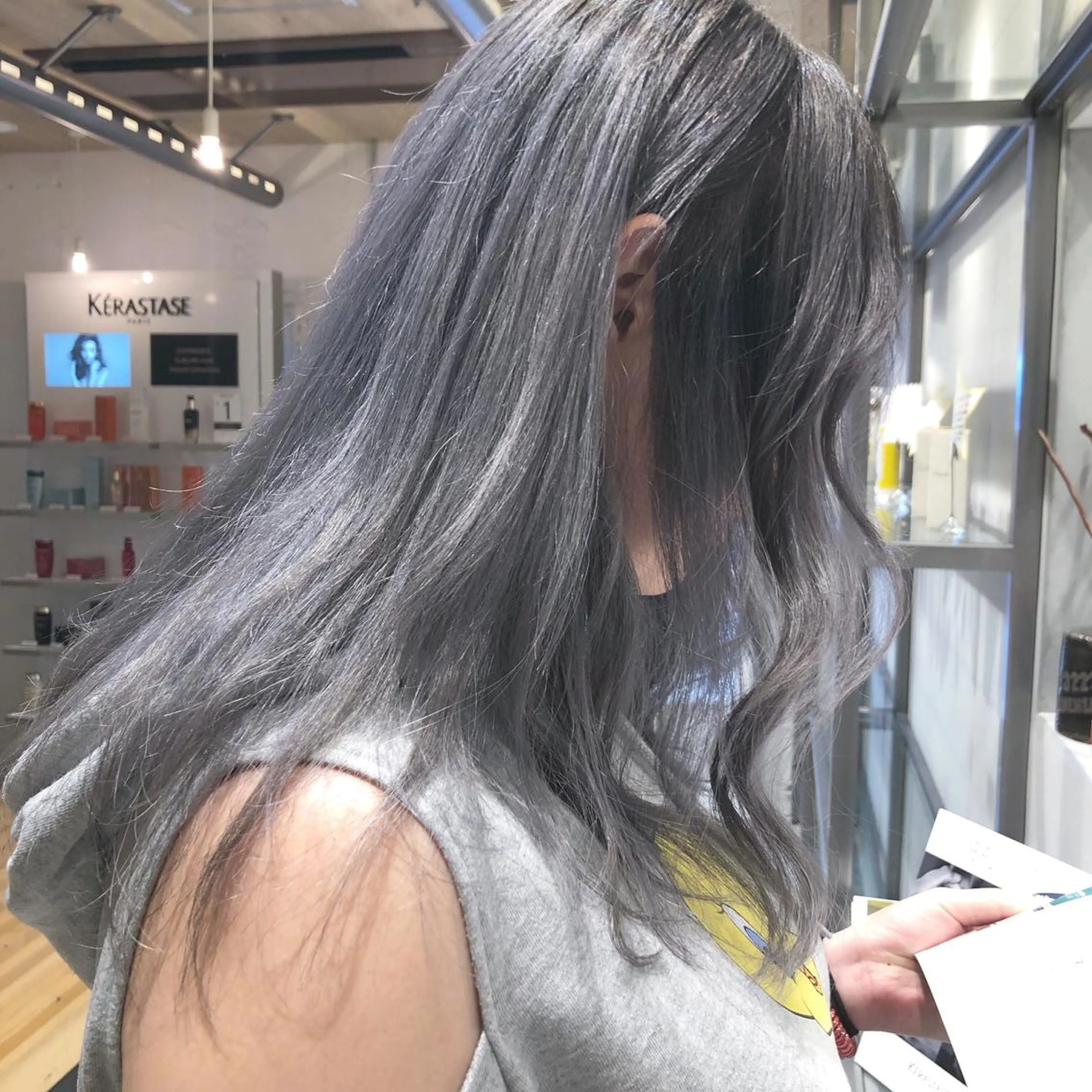 ロング カラー シルバー ORIKA 美容室のヘアスタイル