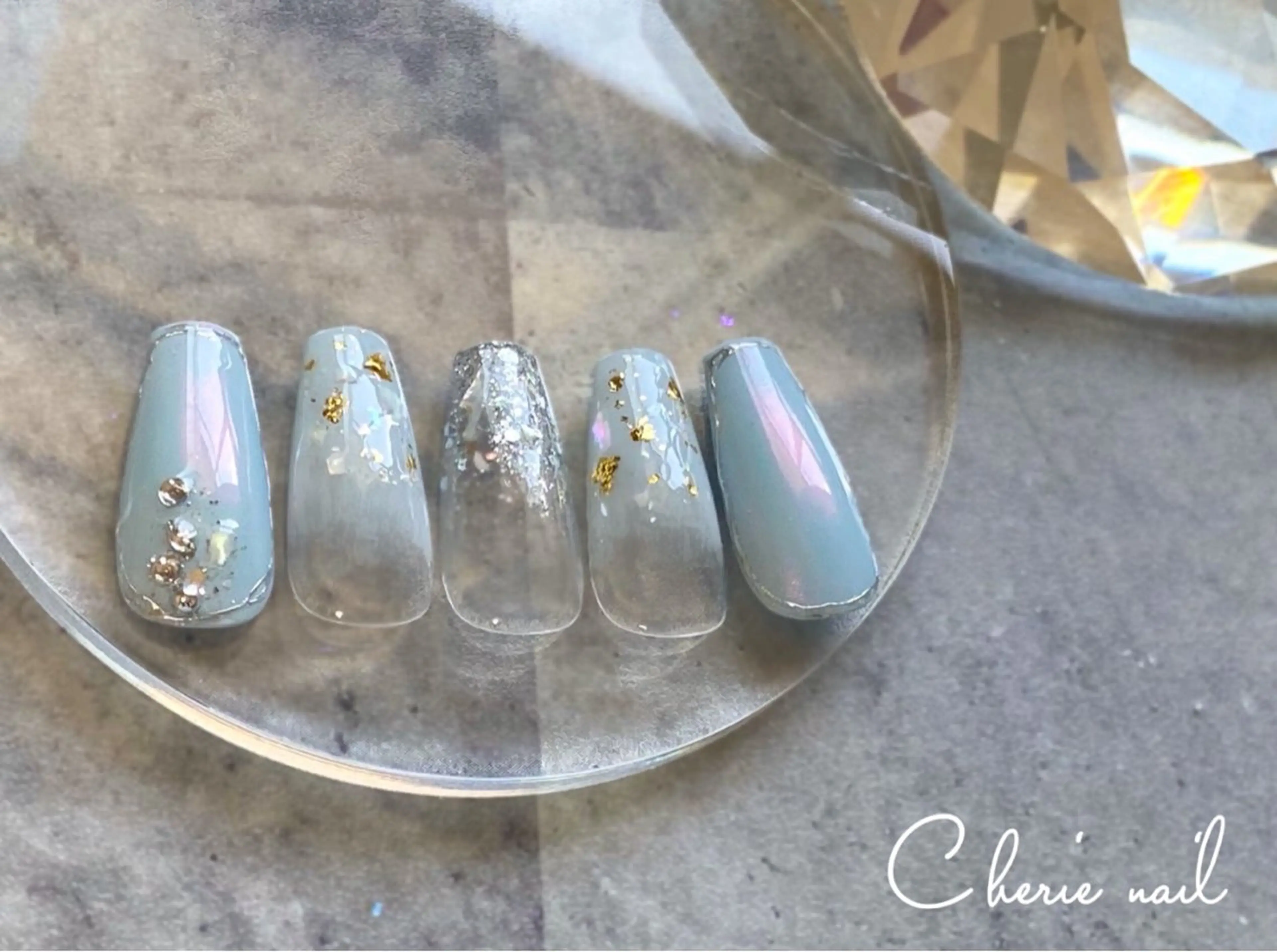 ネイル オーロラネイル ジェルネイル 水色 ミラーネイル シルバー ハンドネイル Cherienail yunaのネイルデザイン