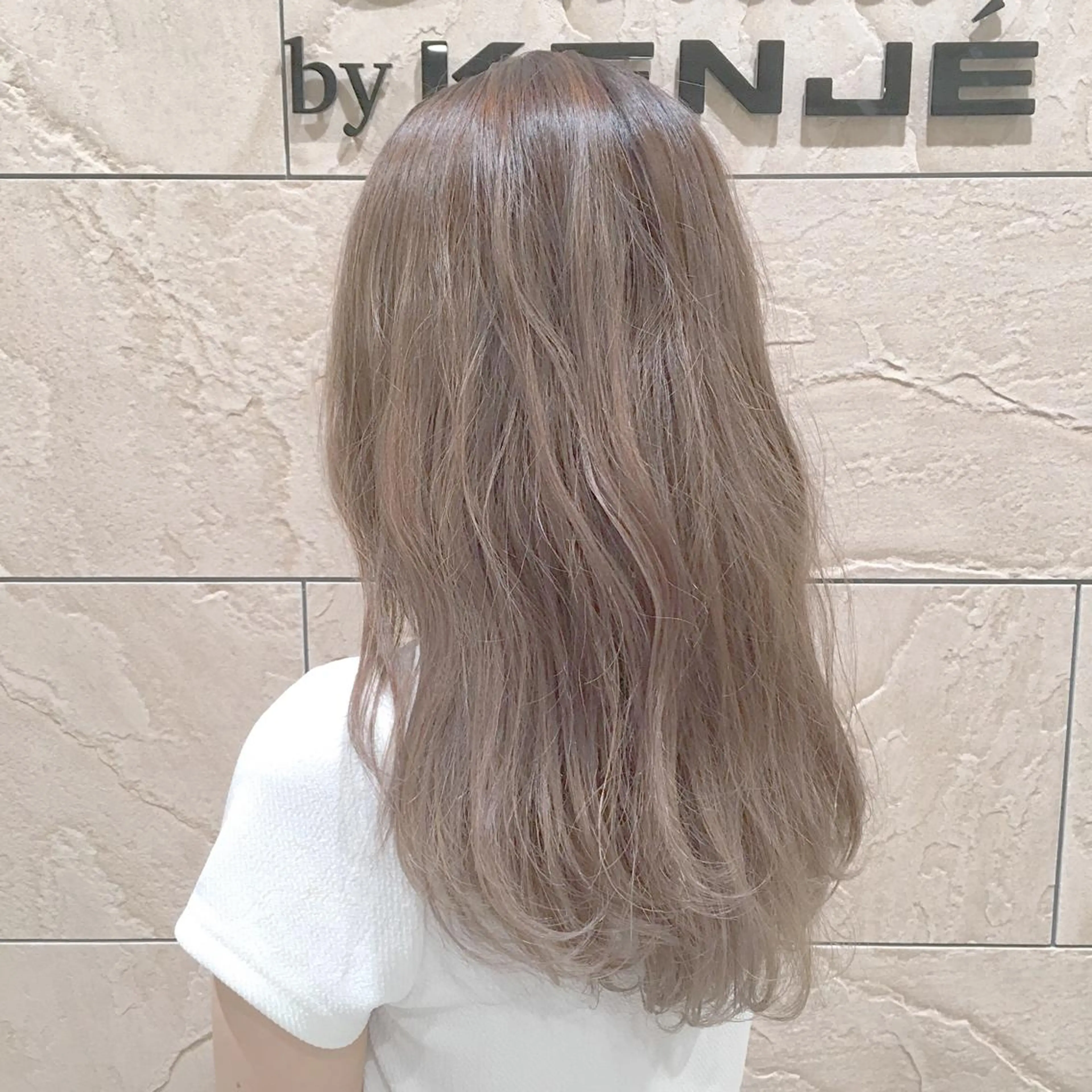 セミロング カラー パーマ ヘアアレンジ ベージュカラー ブリーチ グラデーションカラー ミルクティーベージュ ハイトーン特化🤍 浦住のヘアスタイル