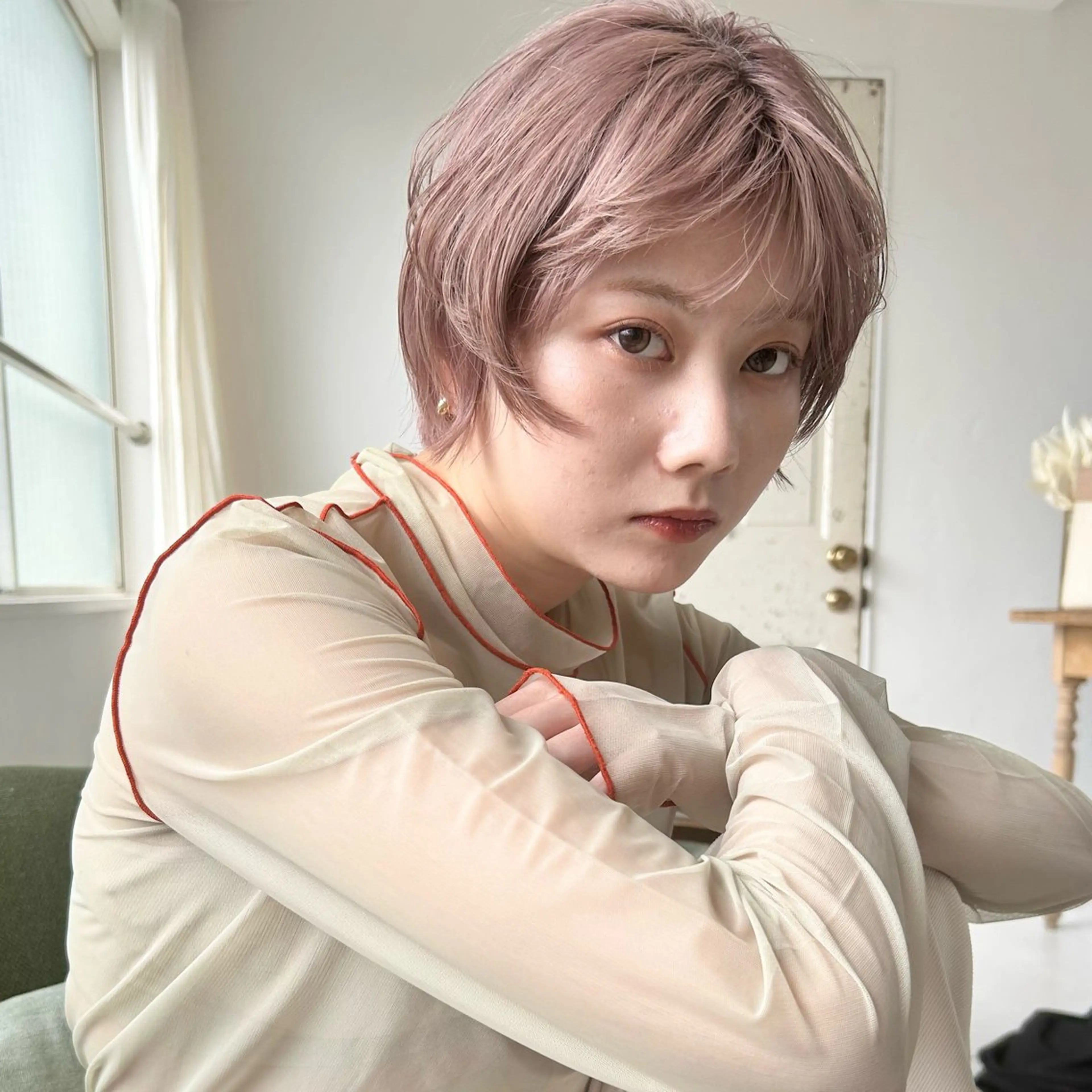 ショート カラー ベージュカラー ブリーチ ピンクカラー ピンクベージュ ショートヘア ハイトーン/ブリーチ 似合せカット/パーマのヘアスタイル