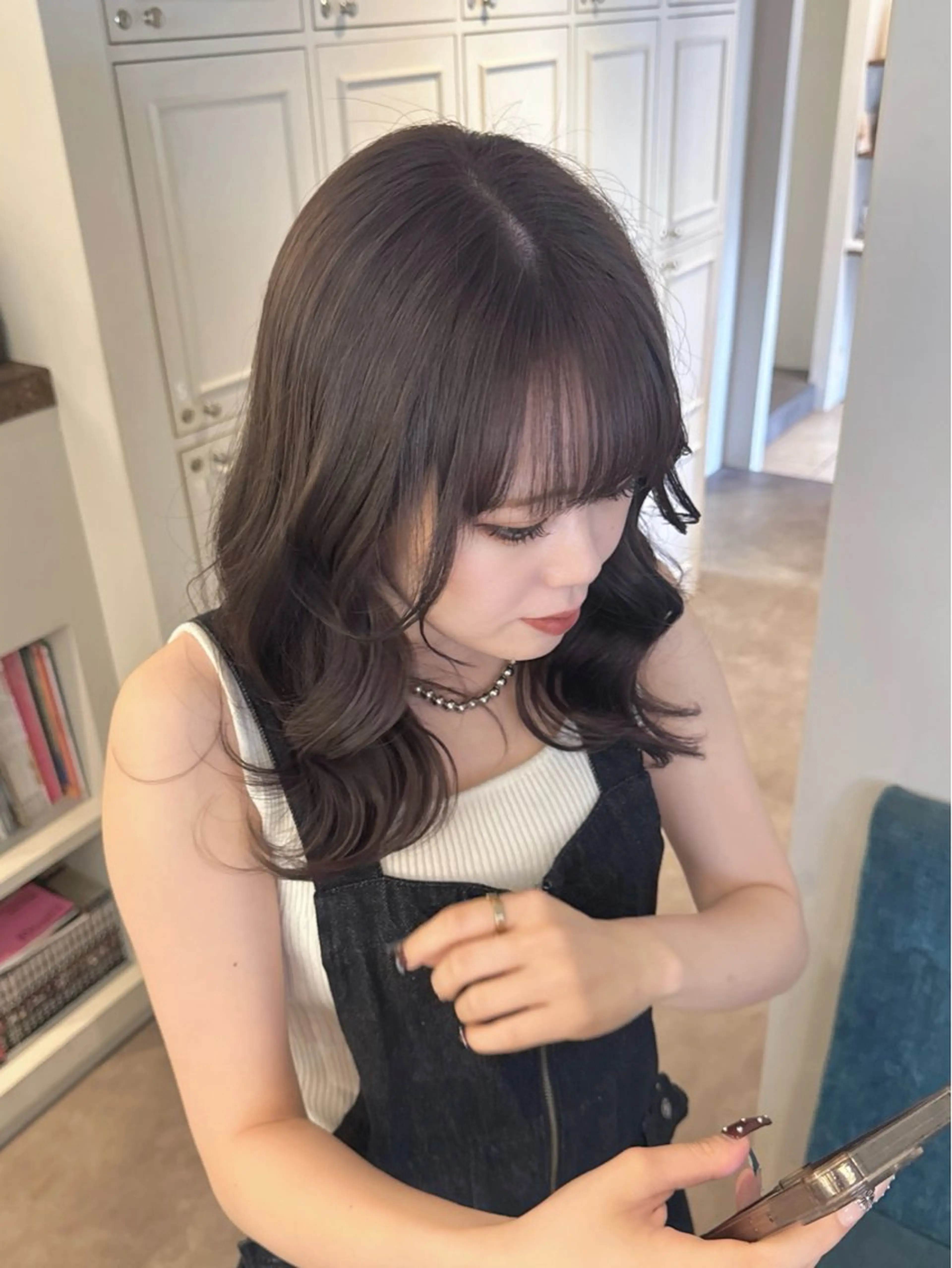 カラー グレージュ ヘアカラー トリートメント 透明感ある艶カラー / KAKOのヘアスタイル