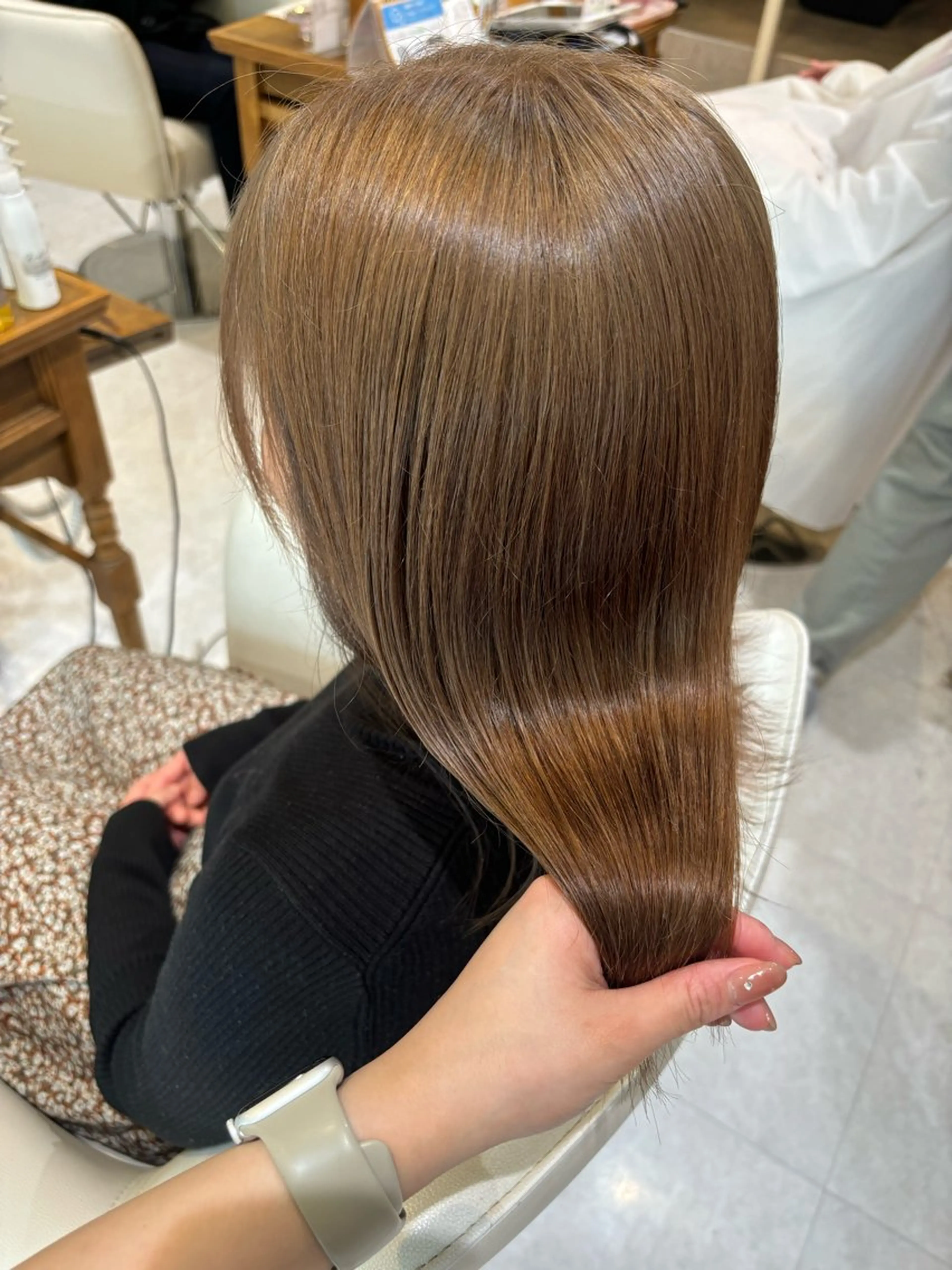 セミロング カラー ベージュカラー ミルクティーベージュ ヘアカラー 山﨑 まなかのヘアスタイル