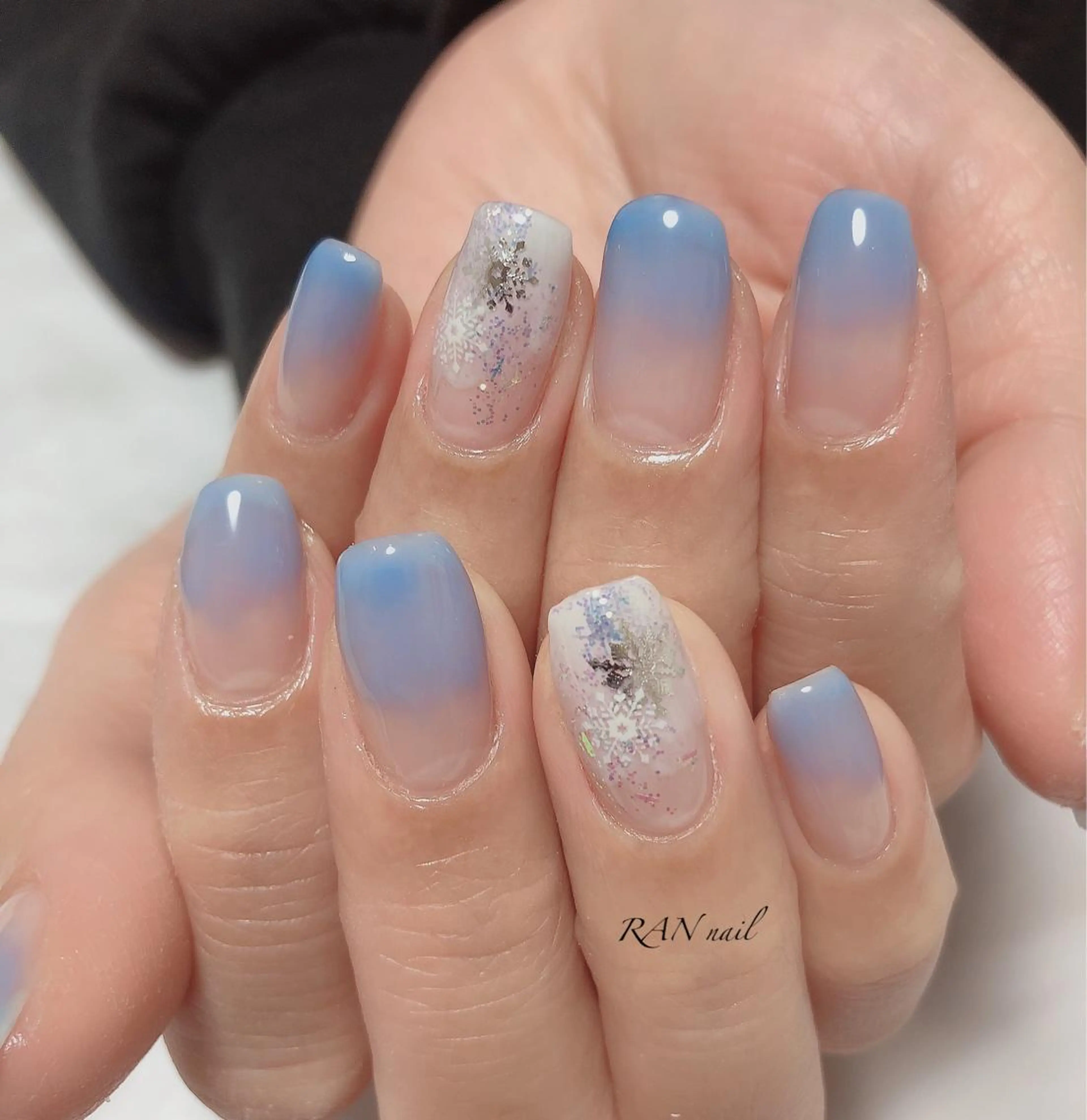 ネイル ブルー キラキラネイル オフィスネイル 春ネイル ホワイト ハンドネイル フットネイル RAN nail 〜ランネイル〜所属・RAN nailのネイルデザイン