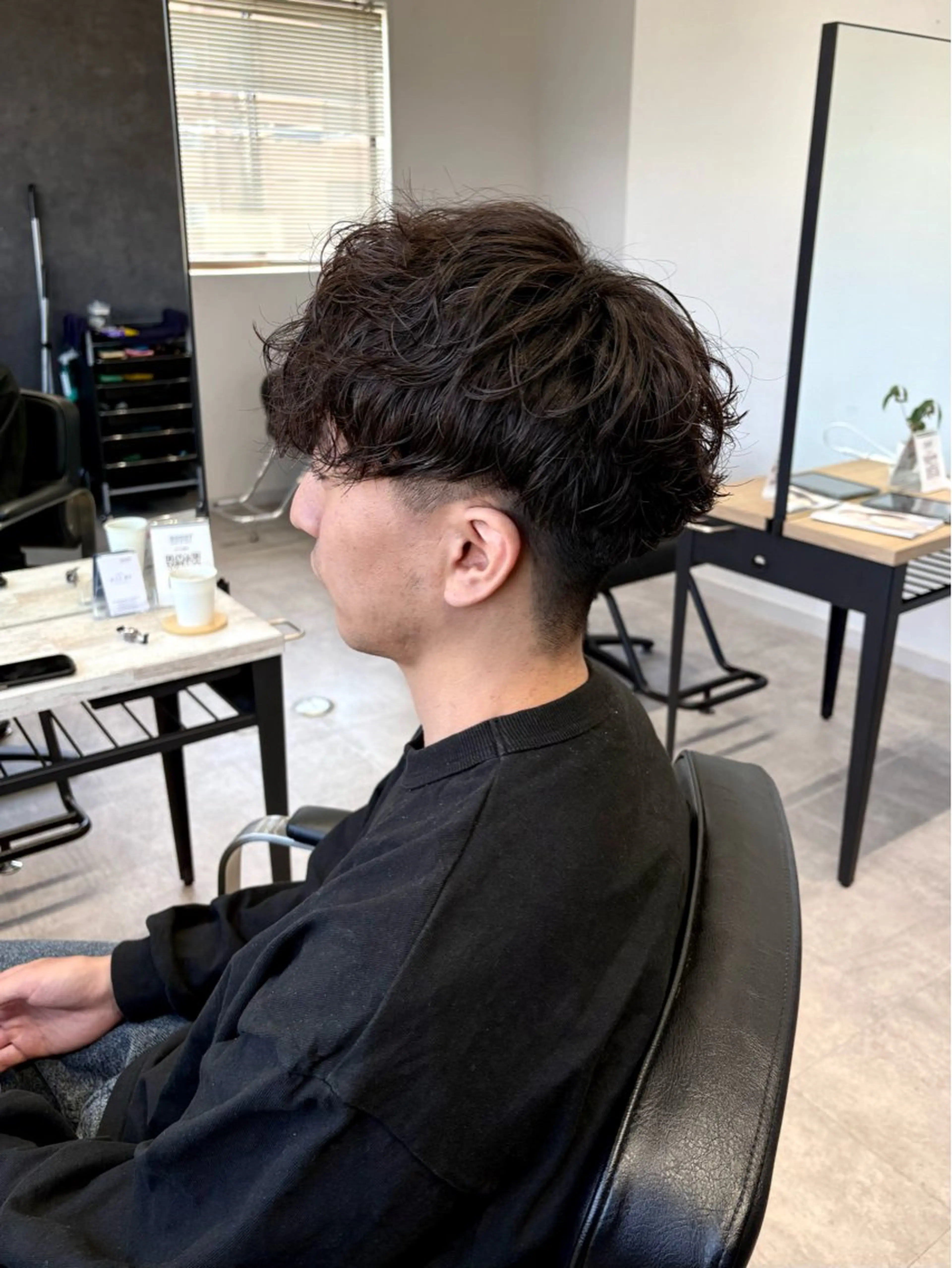 ミディアム パーマ メンズ ミディアムパーマ メンズメッシュ メンズパーマ スペインカール カット パーマ 浜松/メンズサロン/ Yuna🐈‍⬛🫧のヘアスタイル