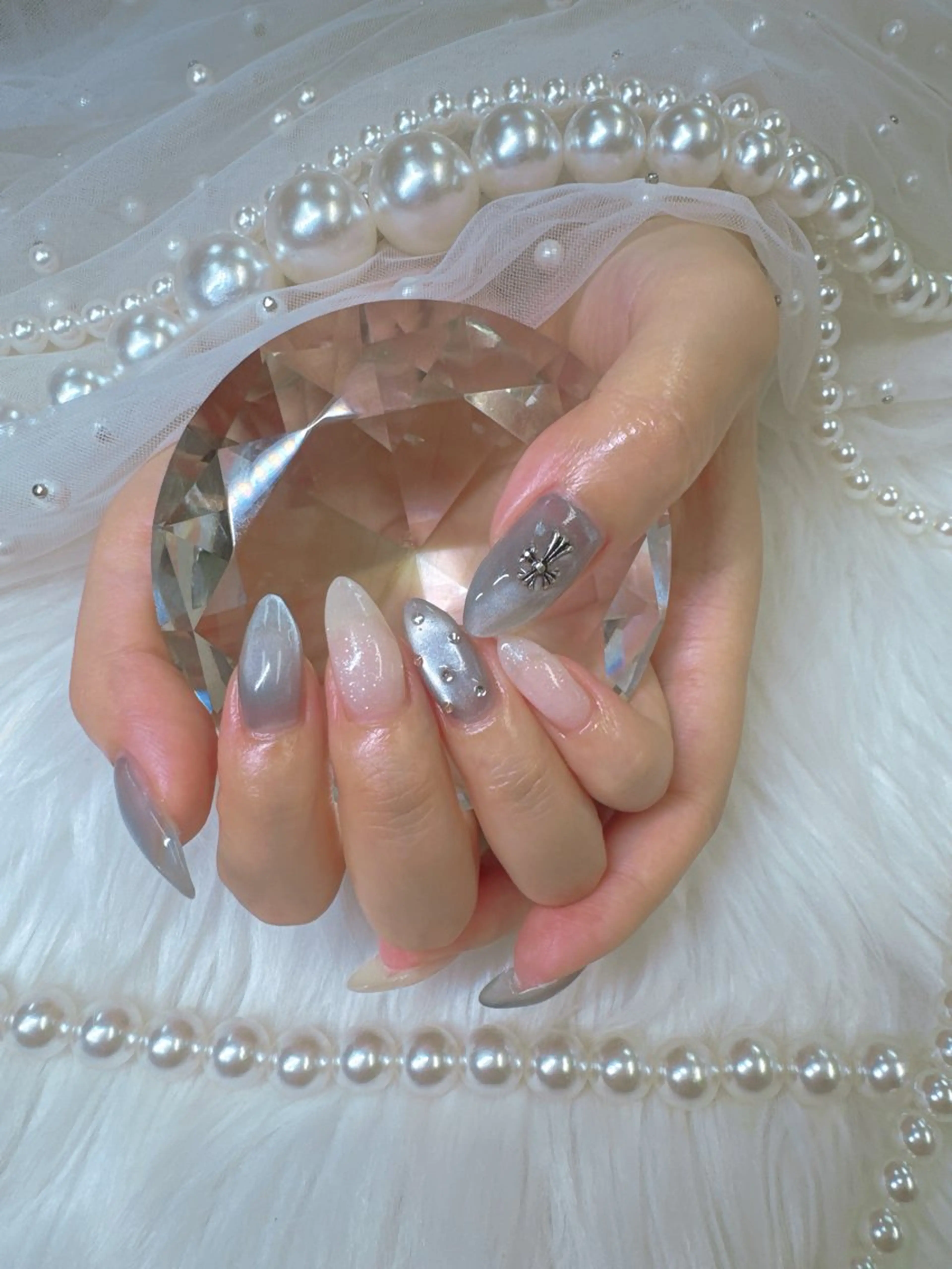 ネイル ボルドー チークネイル ドット 長さ出し フレンチネイル クイーンズネイル銀座所属・Queeens nailのネイルデザイン