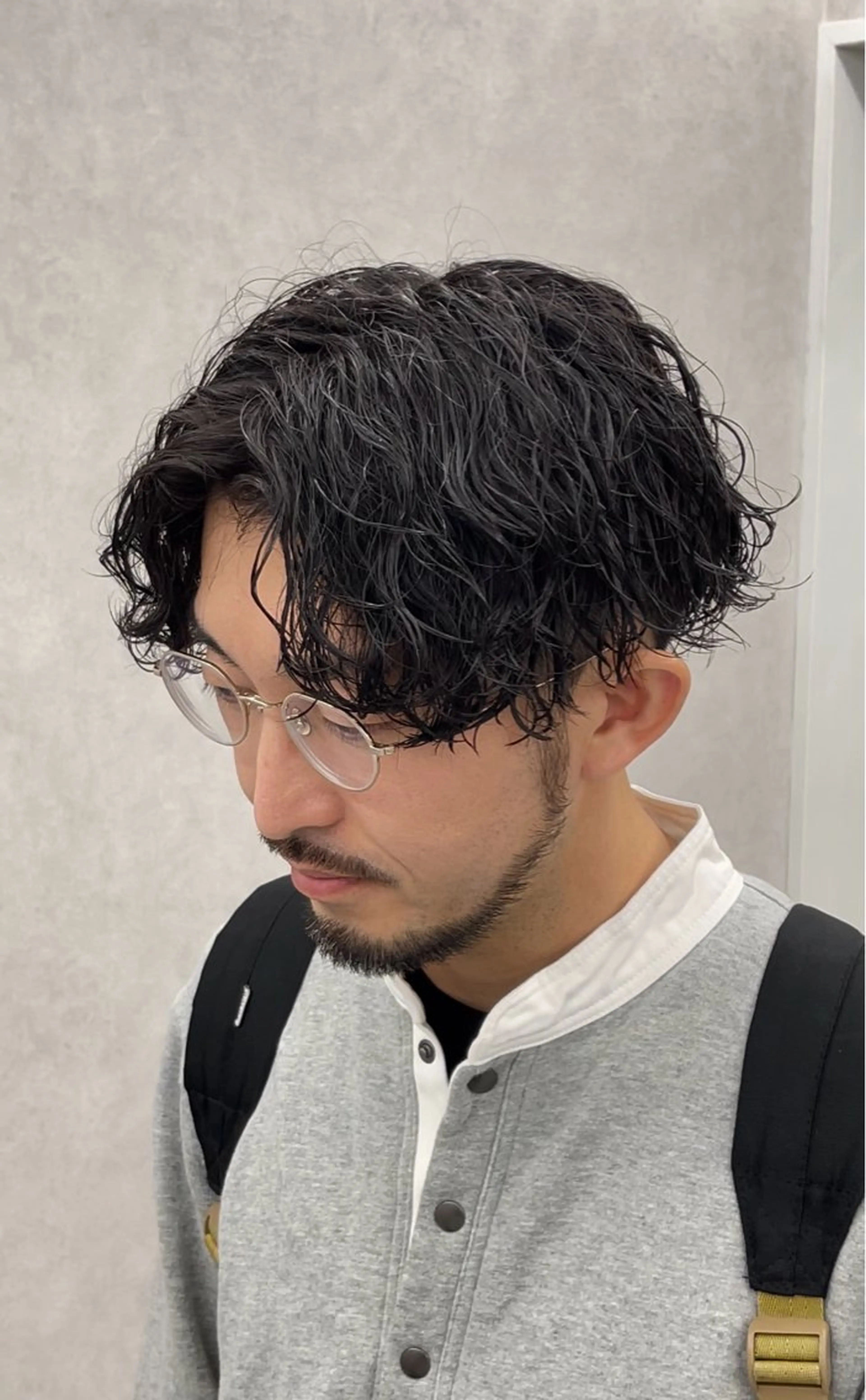 ミディアム パーマ メンズ ミディアムパーマ センターパート フェードカット メンズパーマ 波巻きパーマ 波巻きスパイラル 近藤剛 浦和のヘアスタイル