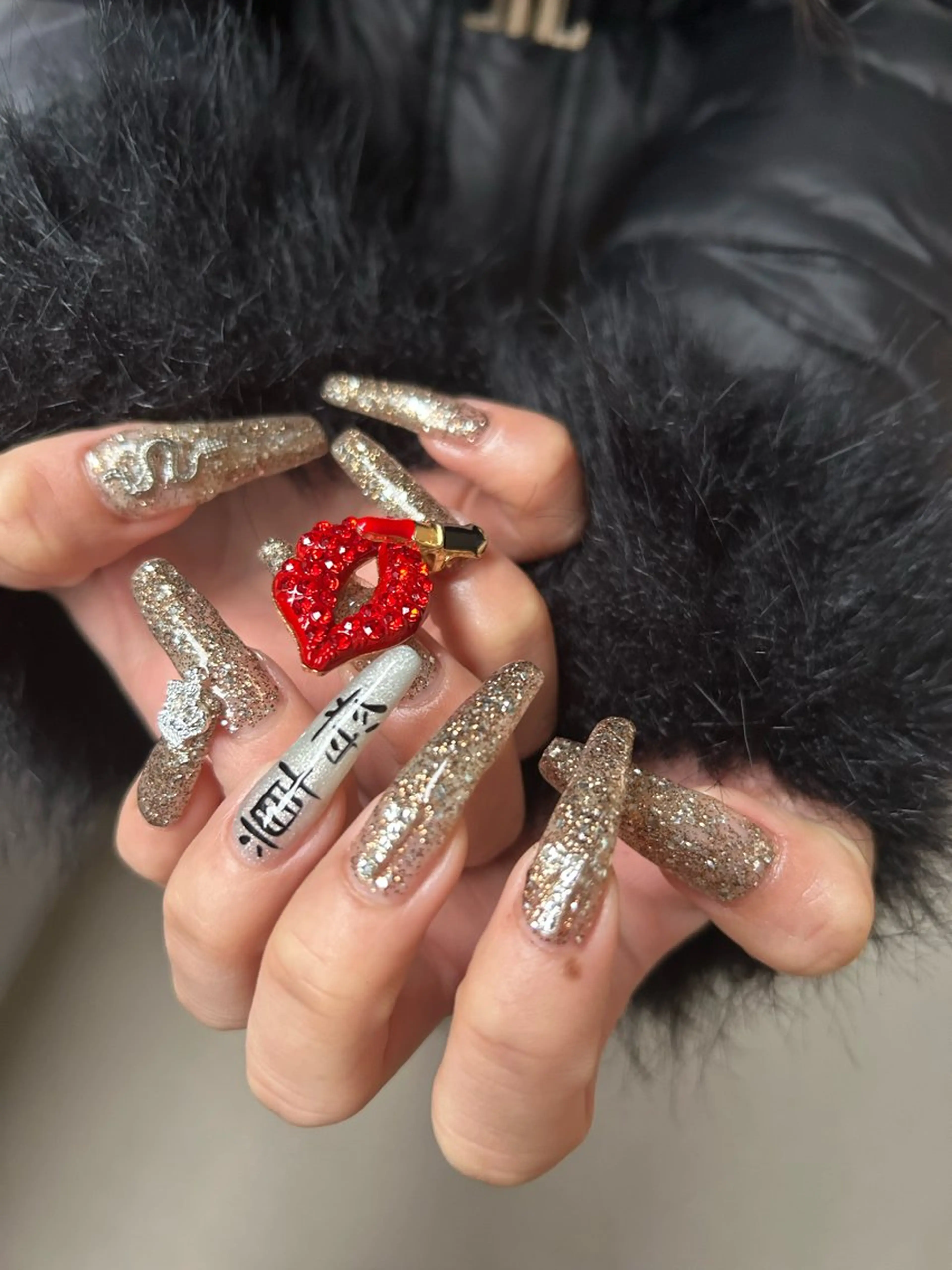 ネイル 成人式 長さ出し ゴールド ラメ(グリッター) 持ち込み ハンドネイル 自宅サロン♡ Mamiのネイルデザイン