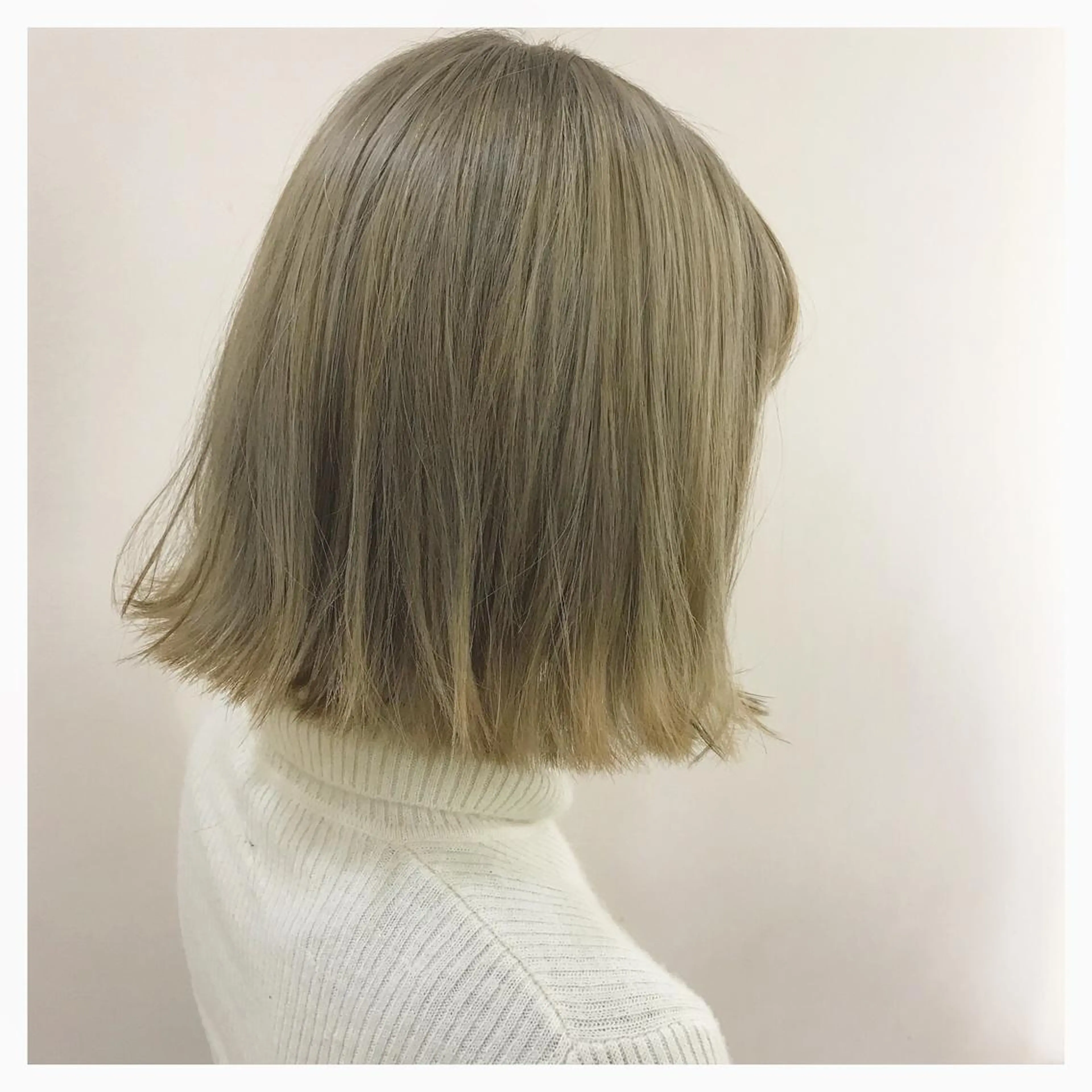 ショート カラー アッシュ ベージュカラー ボブ 外ハネヘア ﾊｲﾄｰﾝ/ｼｮｰﾄ 村上淳乃🐥のヘアスタイル