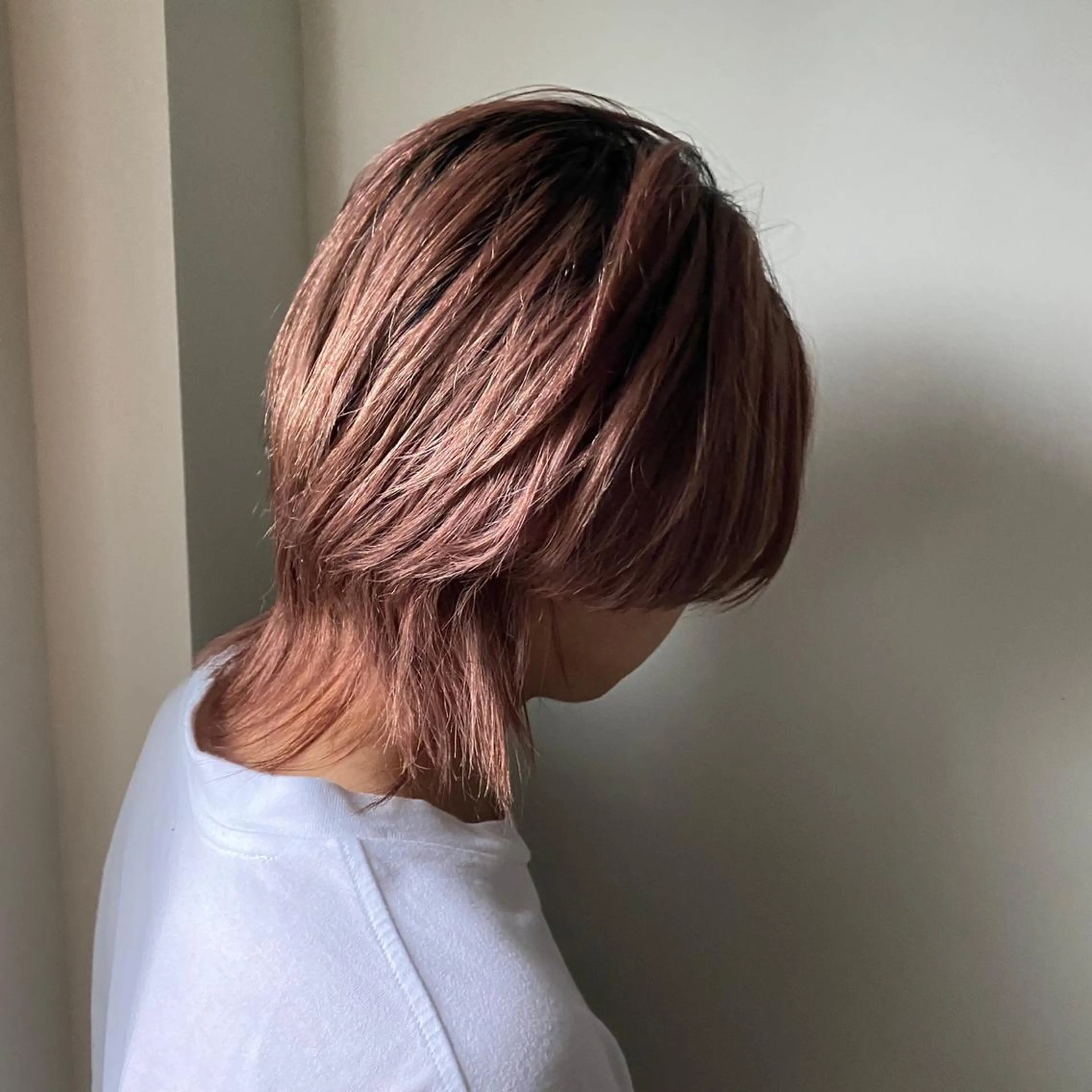 カラー メンズ ピンクカラー 美髪ストレート 川本雄己のヘアスタイル