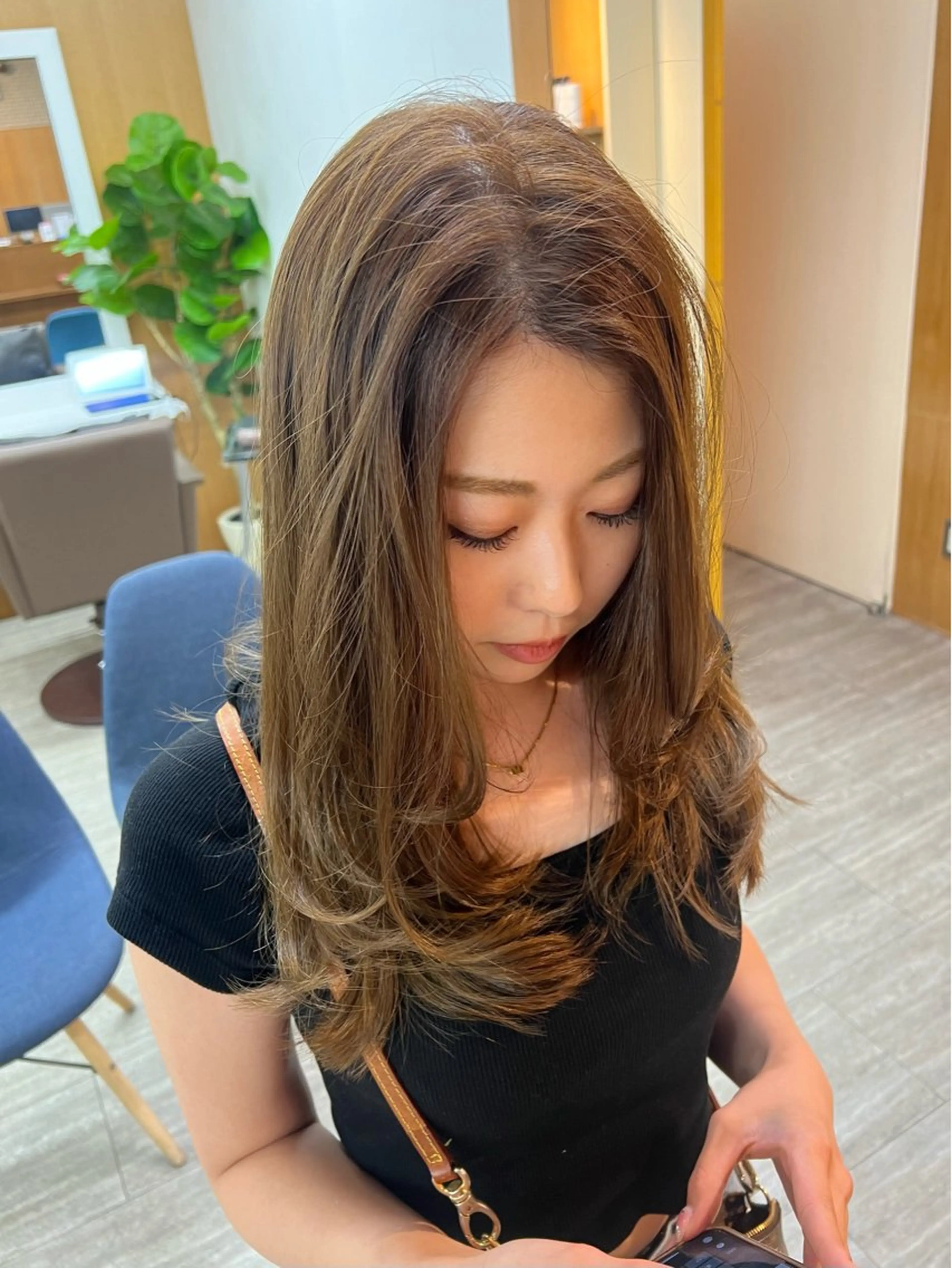 ロング カラー ベージュカラー 透明感カラー イルミナカラー ミルクティーベージュ レイヤーカット 透明感カラー/ イルミナカラーヒロキのヘアスタイル