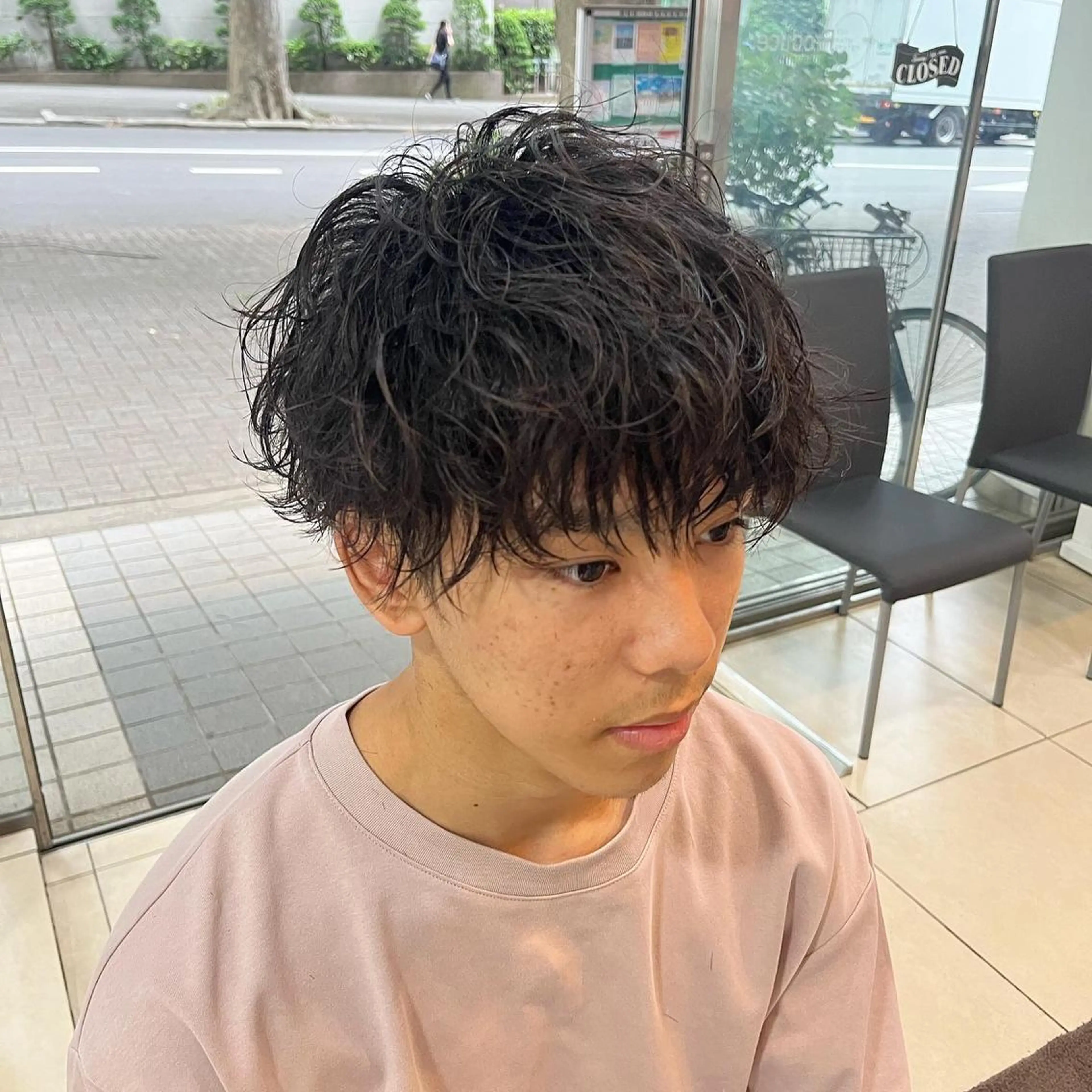 ショート パーマ メンズ マッシュ メンズパーマ 波巻きパーマ スパイラルパーマ カット パーマ 韓国風メンズ/毛流れ ヘアなら須田龍世のヘアスタイル