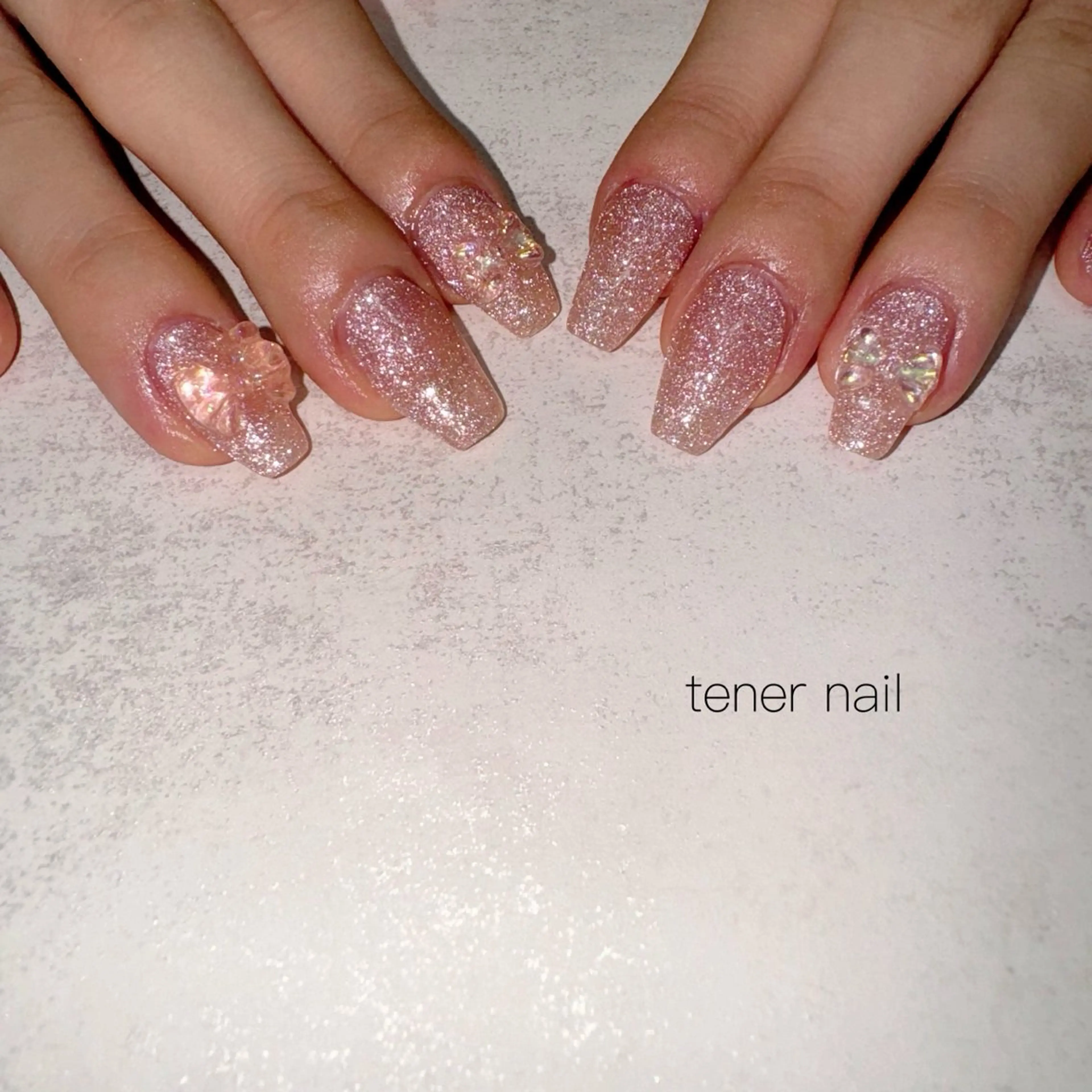 ネイル オーロラネイル フラッシュネイル ラメ(グリッター) リボン ハンドネイル tener  nail  テネルネイル所属・テネルネイル tener nailのネイルデザイン