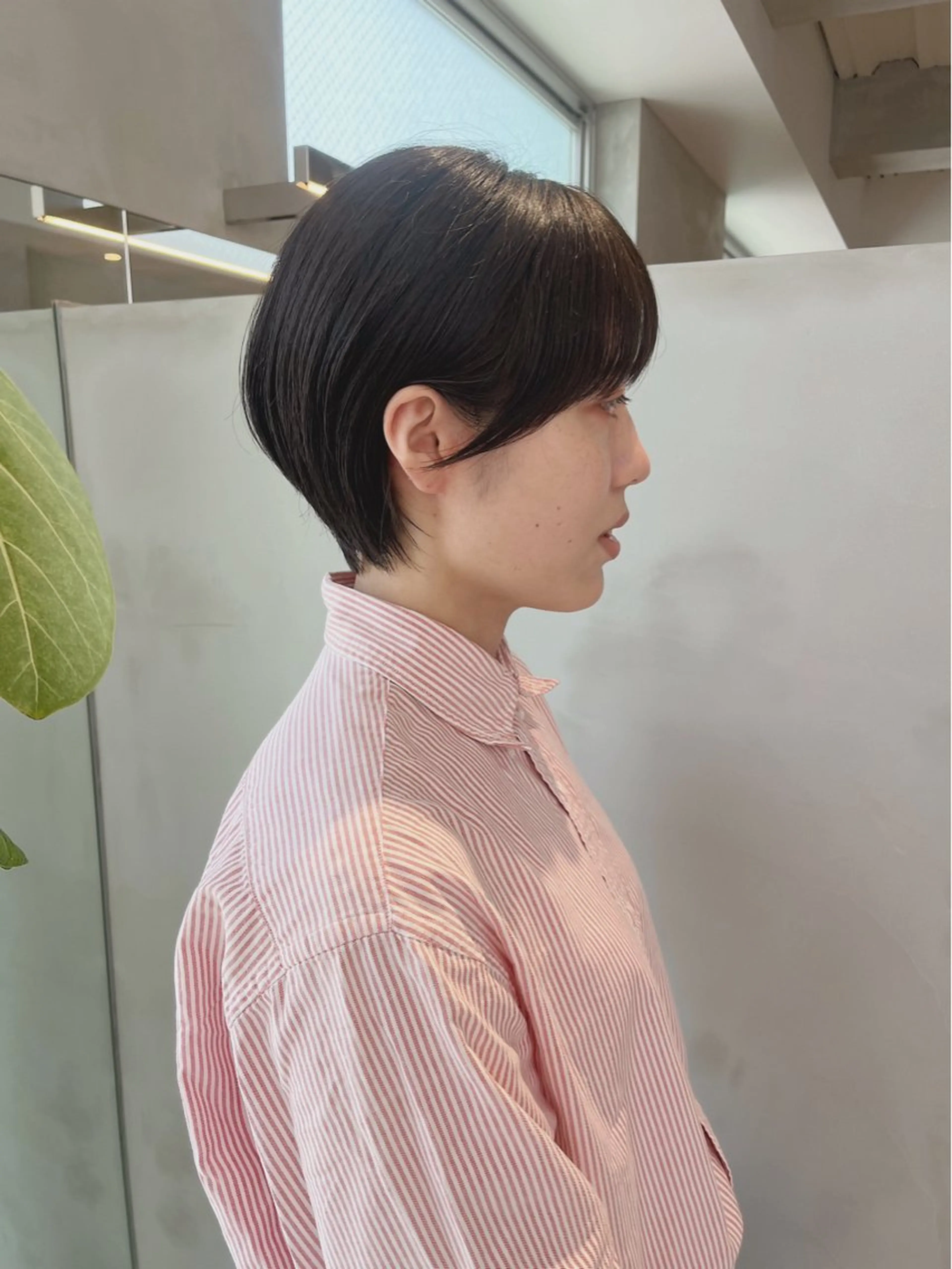 ショート 顔周りカット ショートヘア ブリーチなし 寒色カラーのヘアスタイル