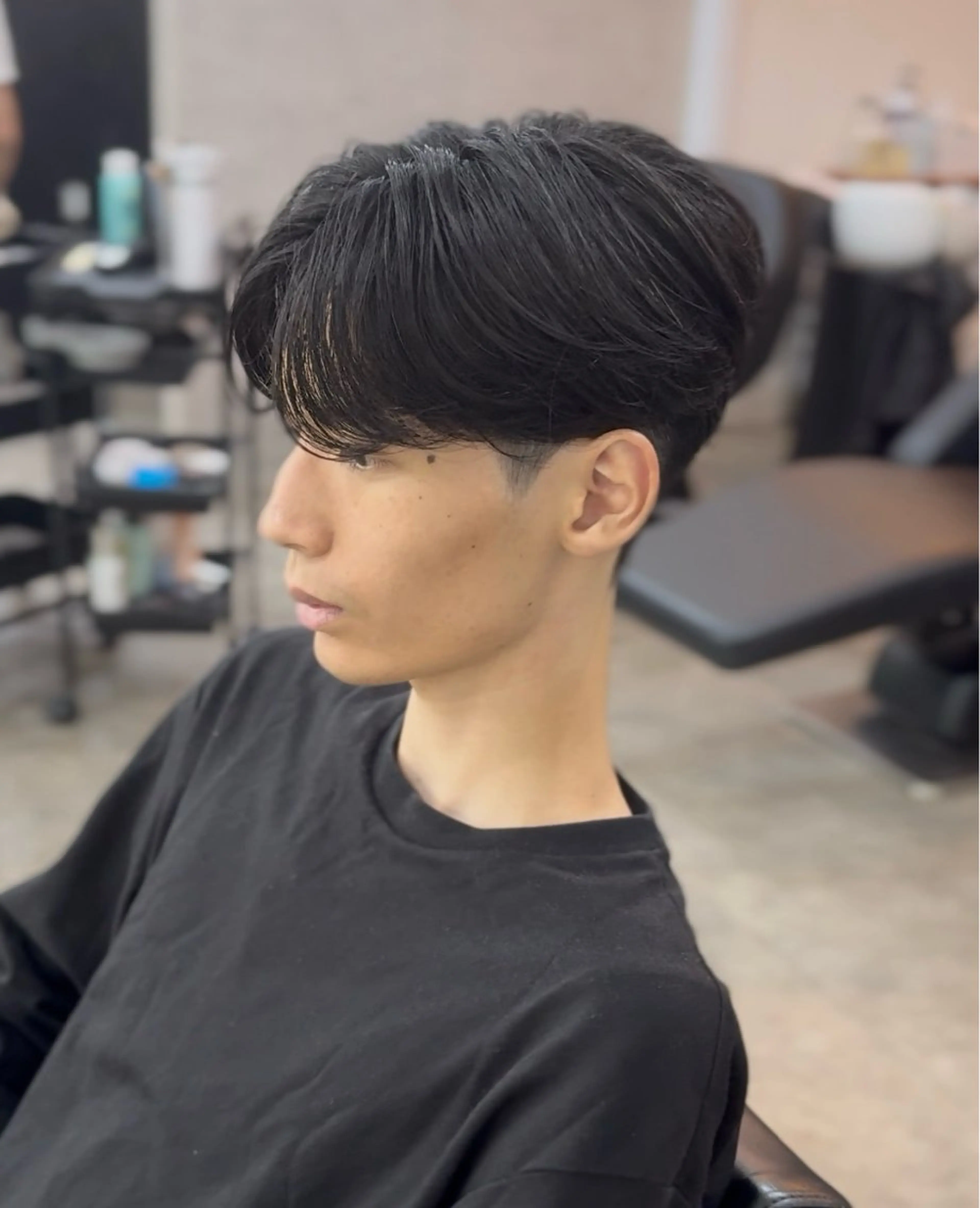 ショート カラー パーマ メンズ センターパート ダウンパーマ カルマパーマ メンズパーマ ニュアンスパーマ カット パーマ トリートメント ヘアセット 森下 佑大のヘアスタイル