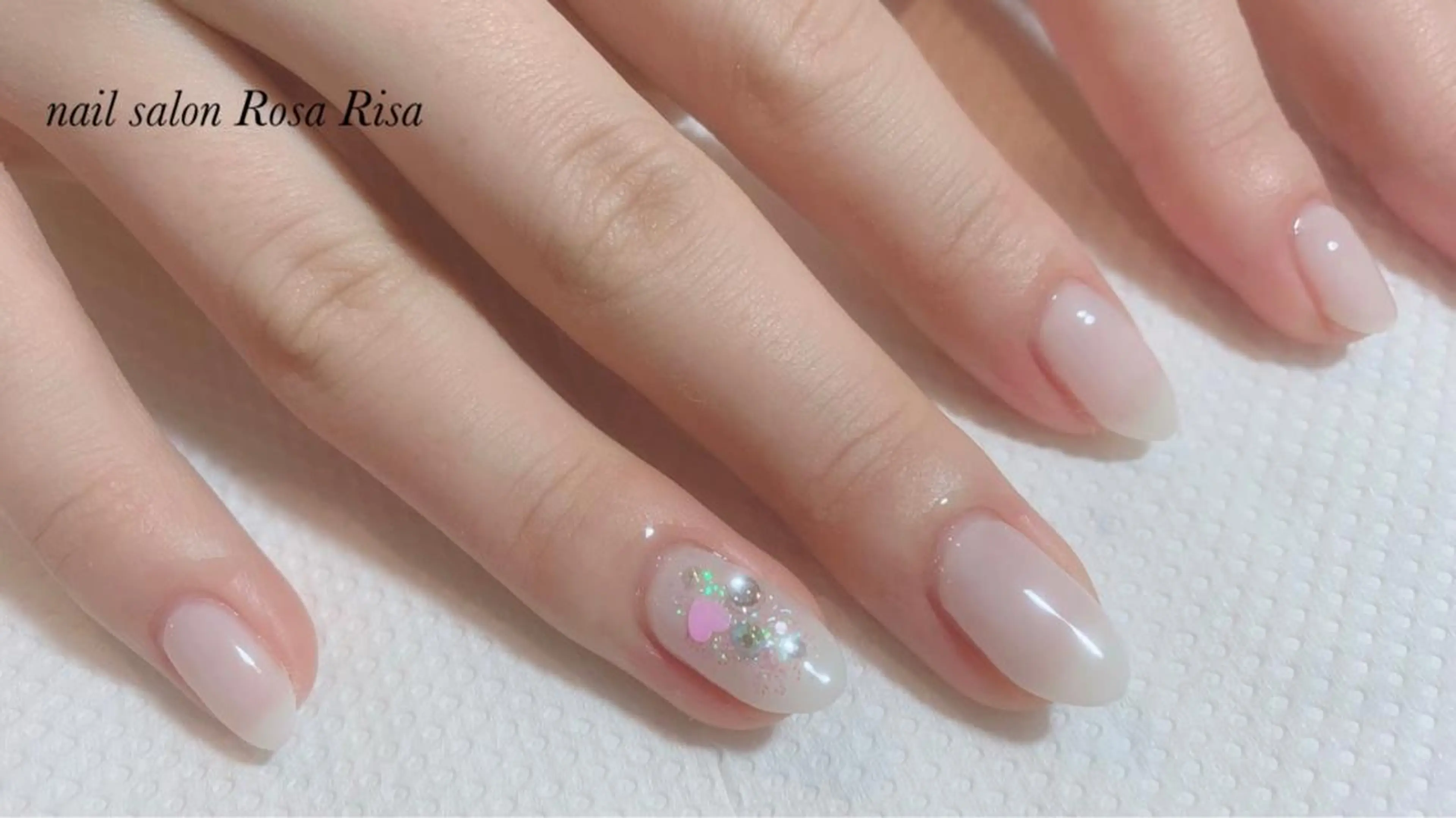 ミディアム ネイル ホワイト ネイルスタジオ シェイクユアハンズのネイルデザイン