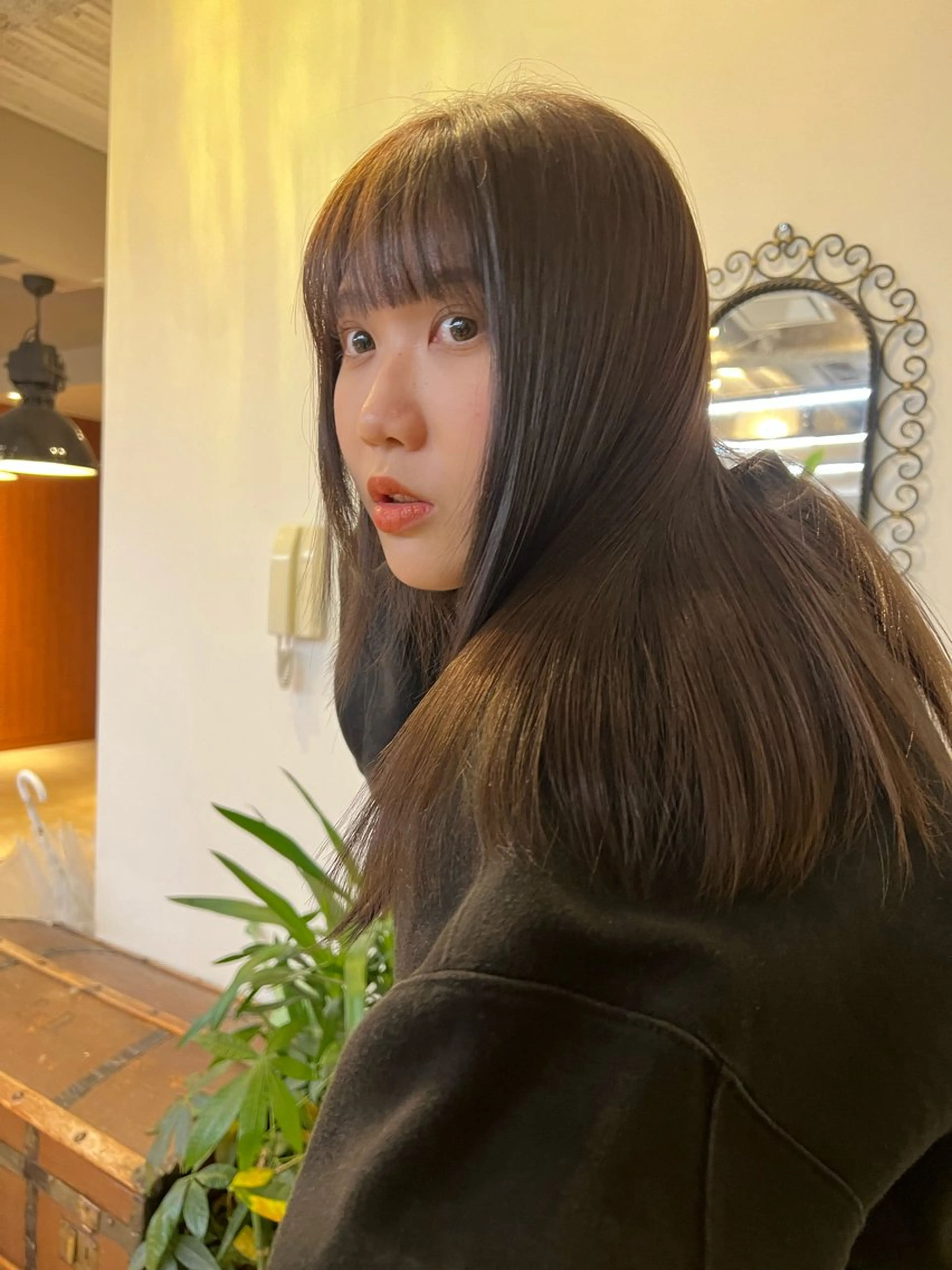 ロング カット ヘアカラー ミルクティーベージュ outaのヘアスタイル