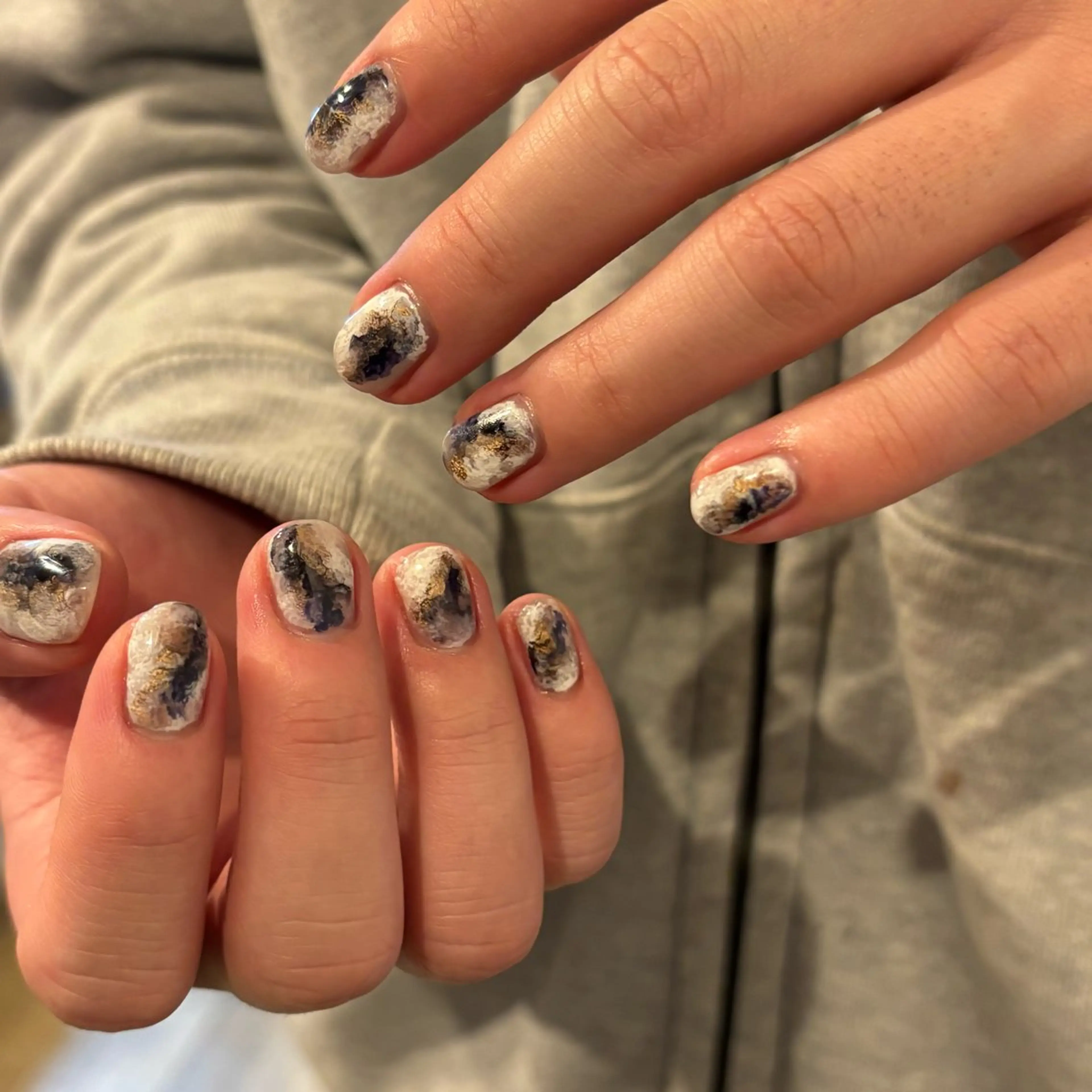 ネイル 持ち込み ネイビー ニュアンスネイル ホワイト ハンドネイル ikoi Raraのネイルデザイン