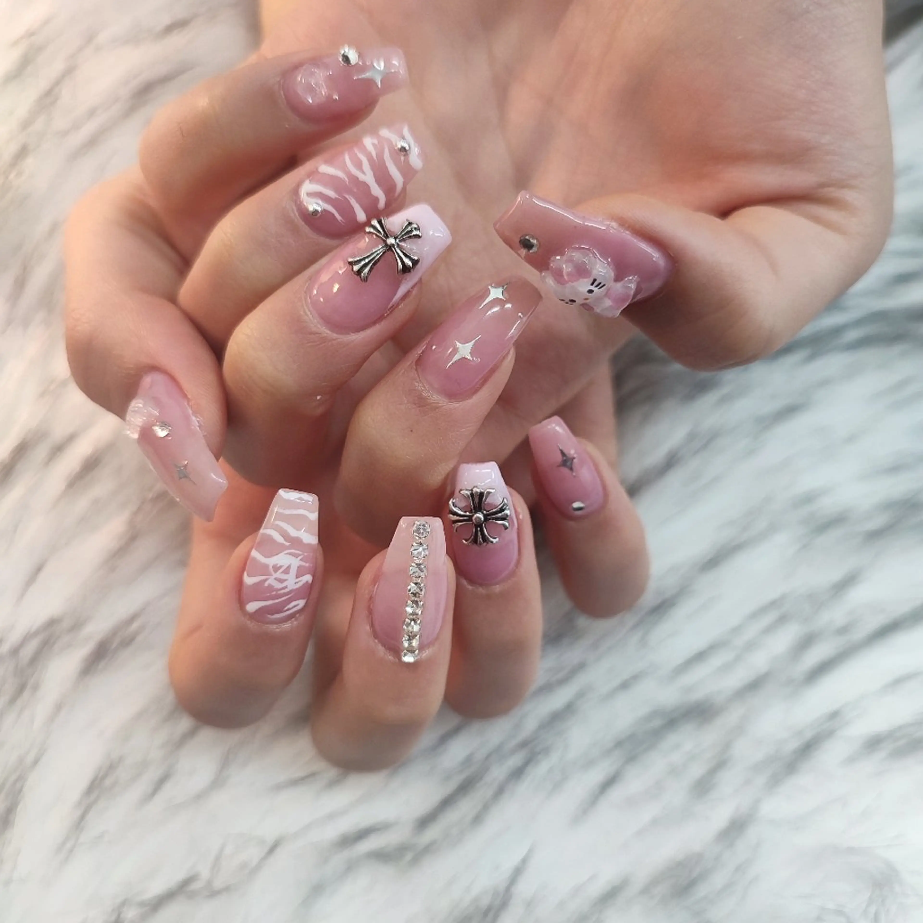 ネイル ハンドネイル RUNWAY 　　の眉毛・アイブロウイメージ