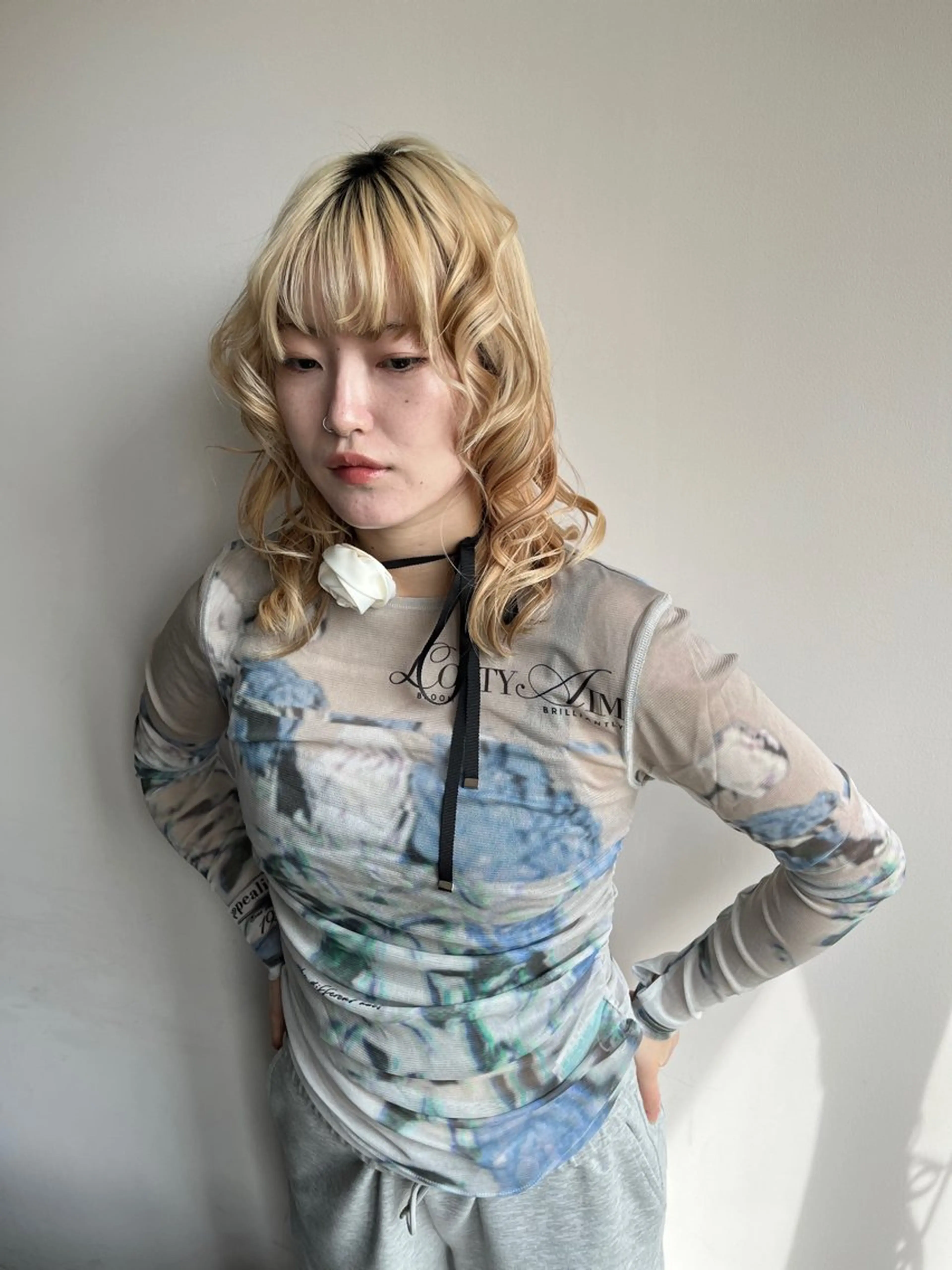 ミディアム 鈴木瑛里／ブロンド ベージュ／男女のヘアスタイル