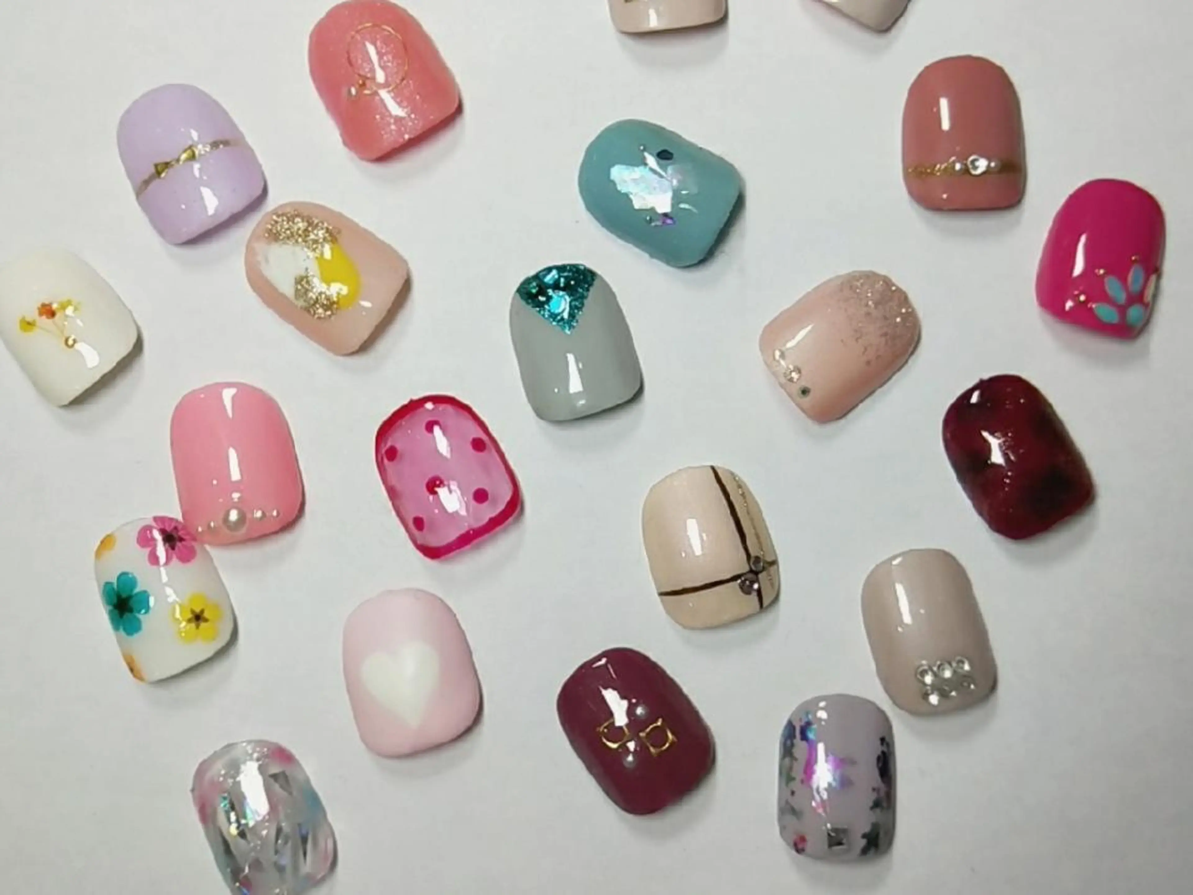 ネイル フットネイル R'well所属・はばすみれ🎀ﾈｲﾙ 光ﾌｪｲｼｬﾙ ﾍｱのネイルデザイン