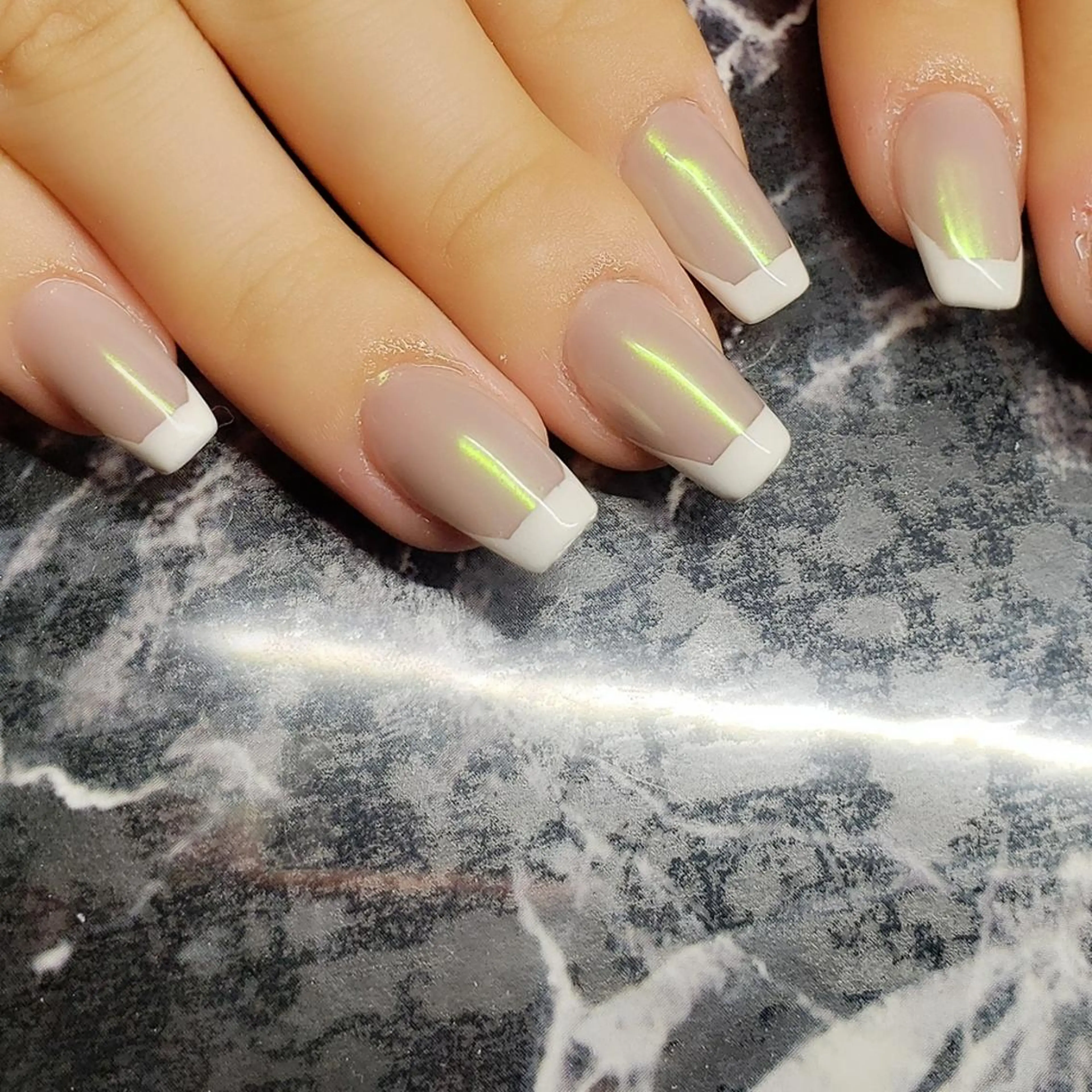 ミディアム ネイル オーロラネイル フレンチネイル ミラーネイル ハンドネイル クロキ 。のネイルデザイン