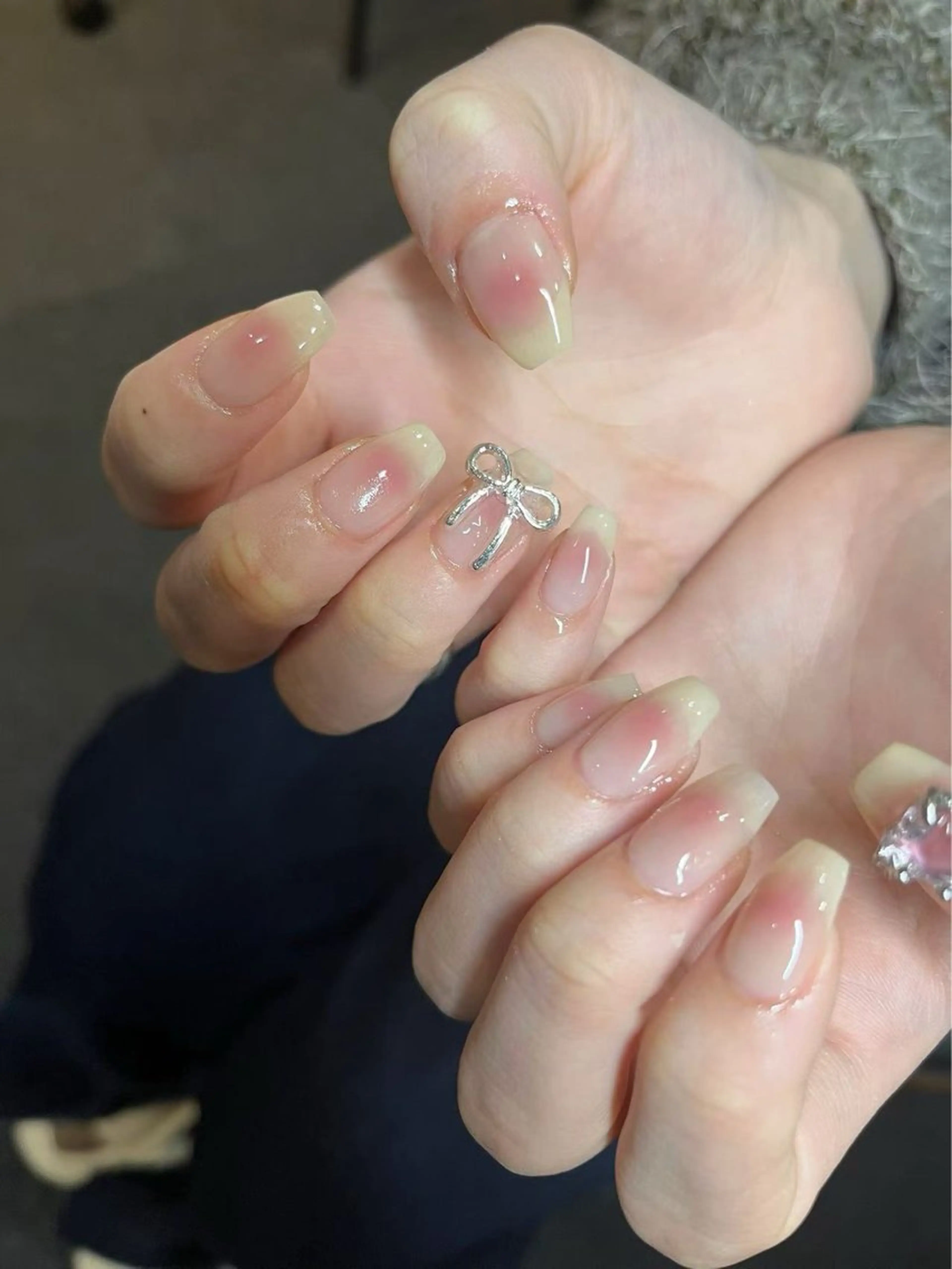 ネイル チークネイル フレンチネイル ガーリー リボン シルバー ハンドネイル ハンドケア 🎀NAIL🎀 AI🪄︎︎◝✩のネイルデザイン