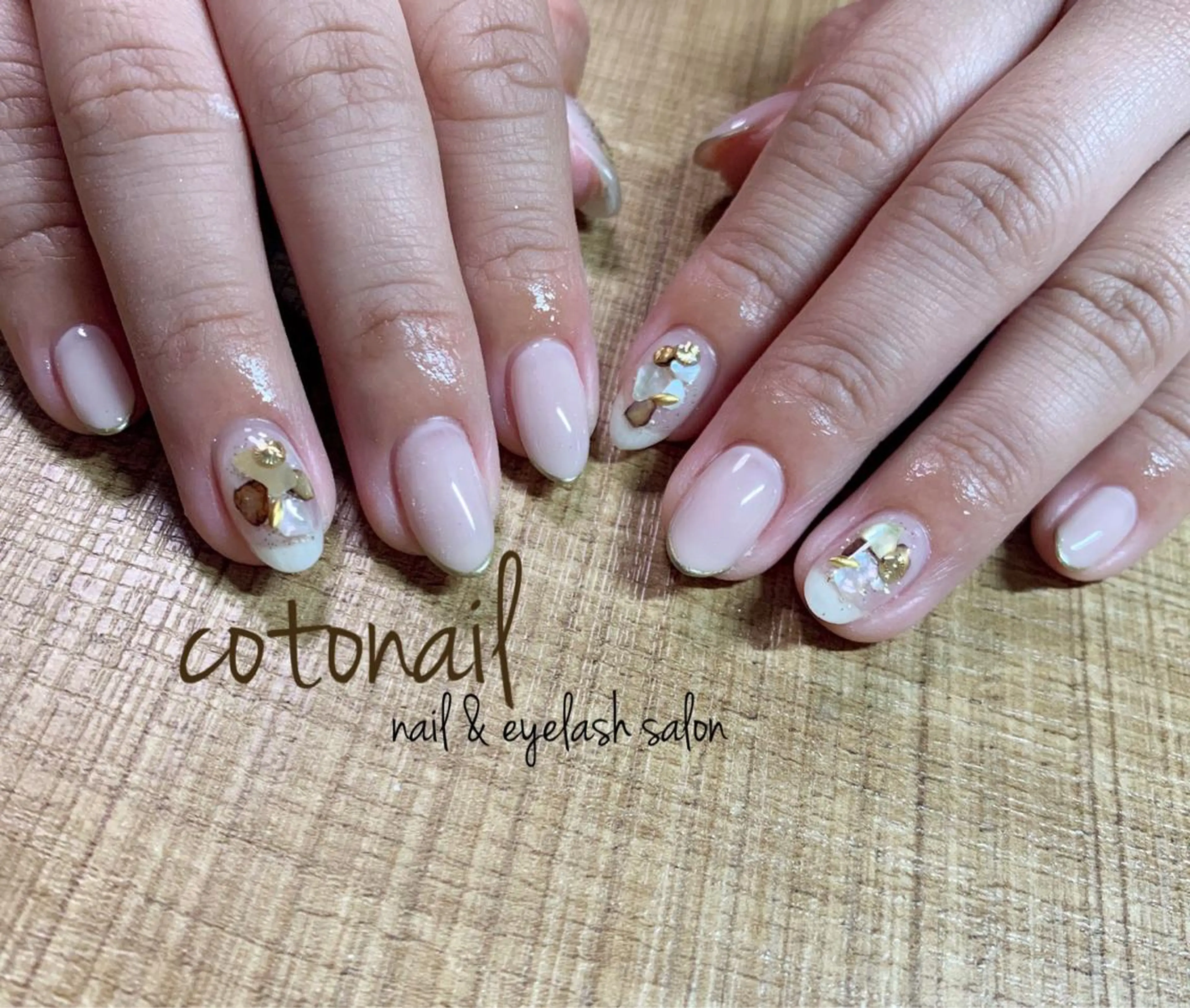 ミディアム ネイル アートネイル ハンドネイル ツメトマツゲ .のネイルデザイン