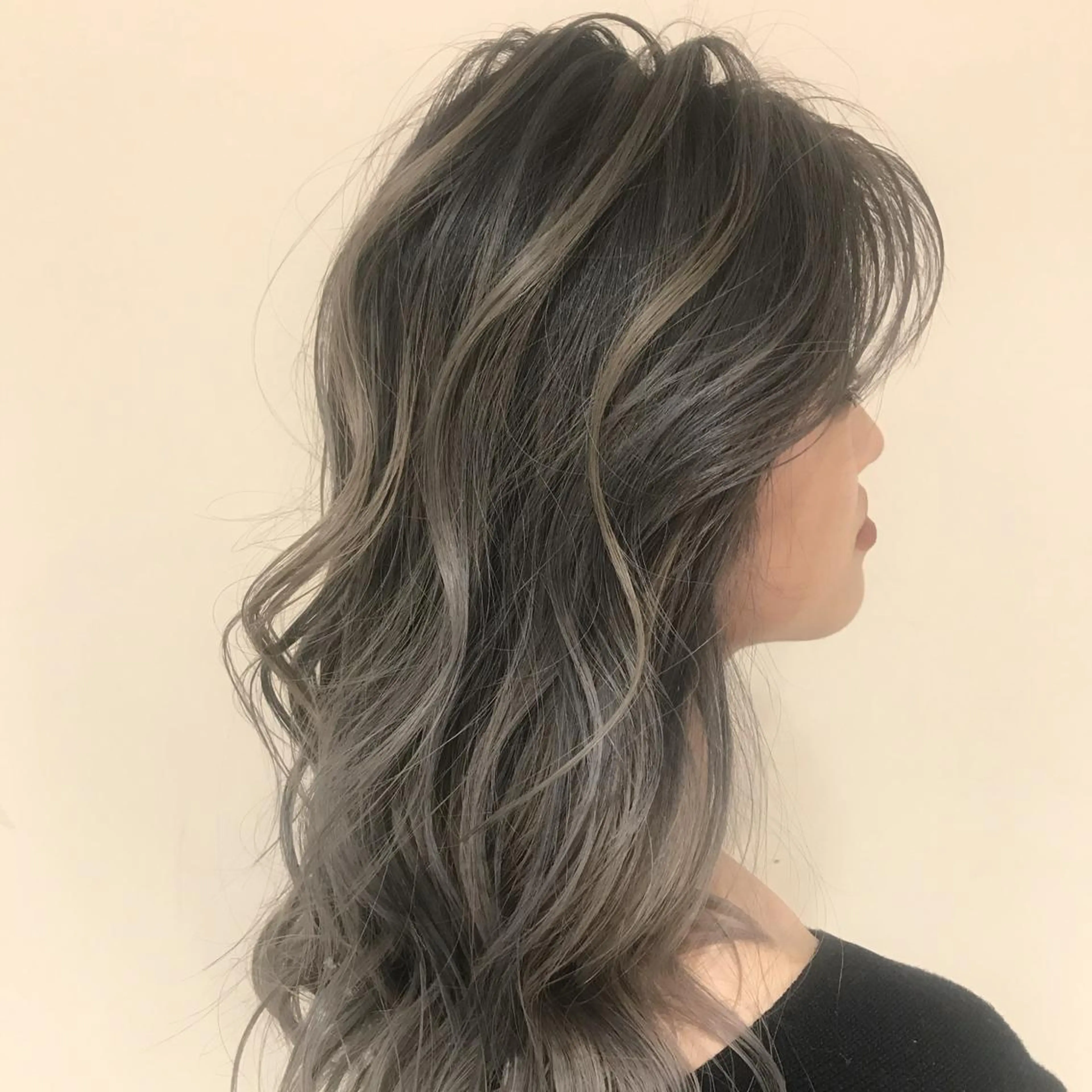 セミロング カラー アッシュ アッシュグレー アッシュグレージュ バレイヤージュ ミストバング AMI Hair  supply所属・髪質改善カラー 韓国風レイヤーのヘアスタイル
