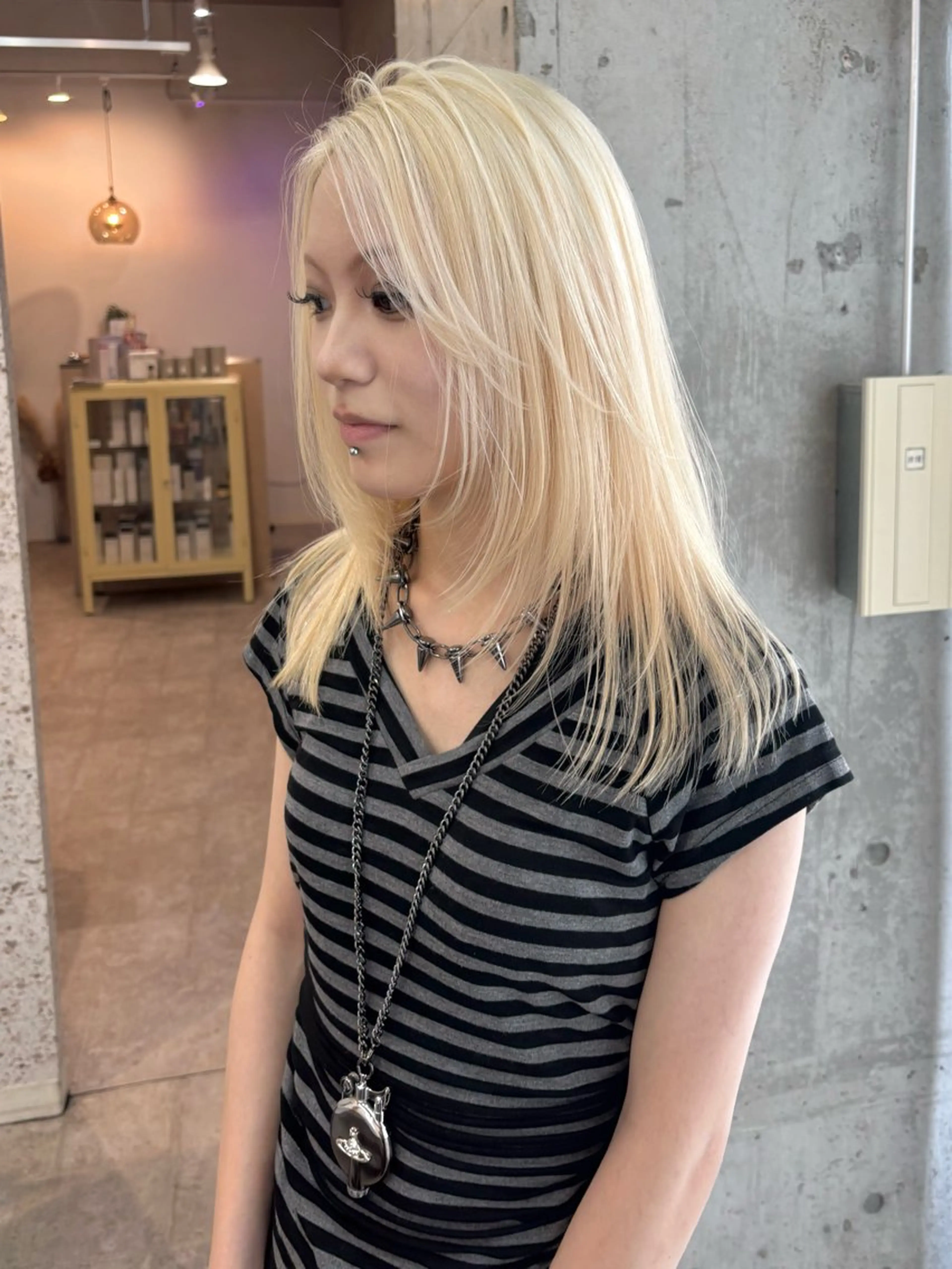 セミロング カラー 抜きっぱなしブロンド ブロンド ヘアカラー lani hair salon所属・SHOTO ハイトー ン/デザインカラーのヘアスタイル