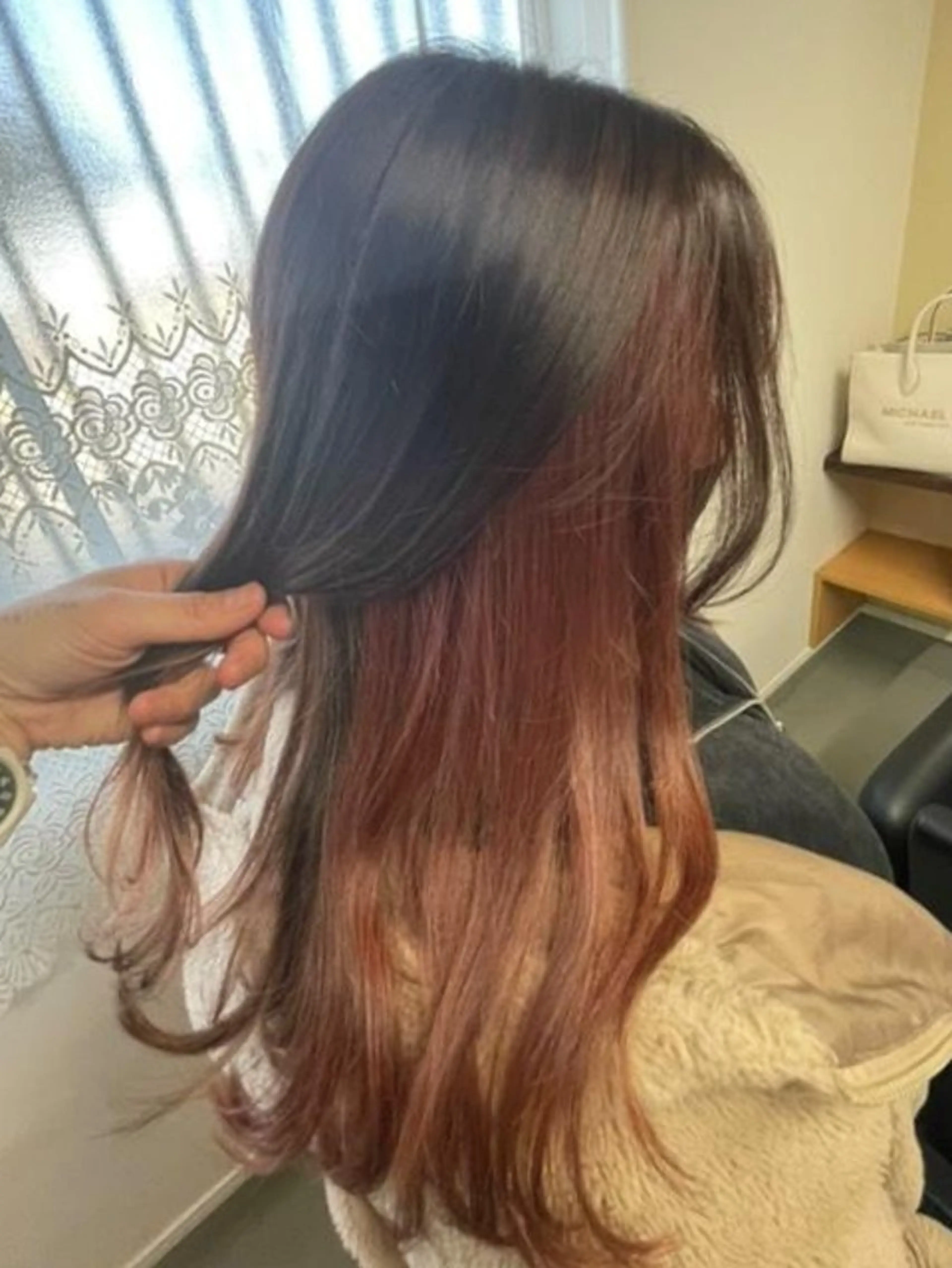 カラー セミロング ベージュカラー インナーカラー ピンクカラー ピンクベージュ ヘアカラー ma cherie 　naoのヘアスタイル