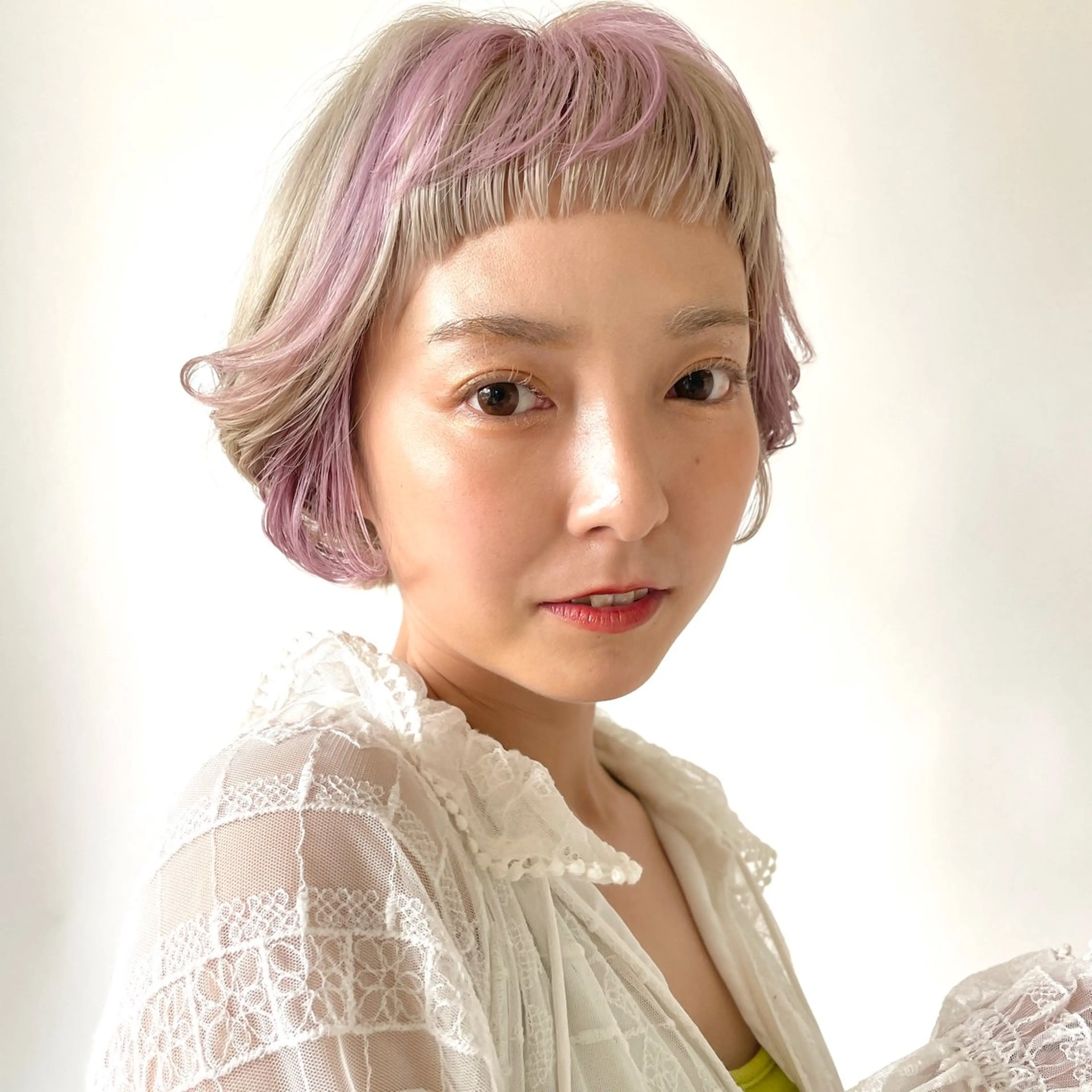 ミディアム カラー ショートボブ ベージュカラー ハイトーンカラー ピンクカラー ピンクベージュ ヘアカラー レイヤーカット/ ハイトーンchimiのヘアスタイル