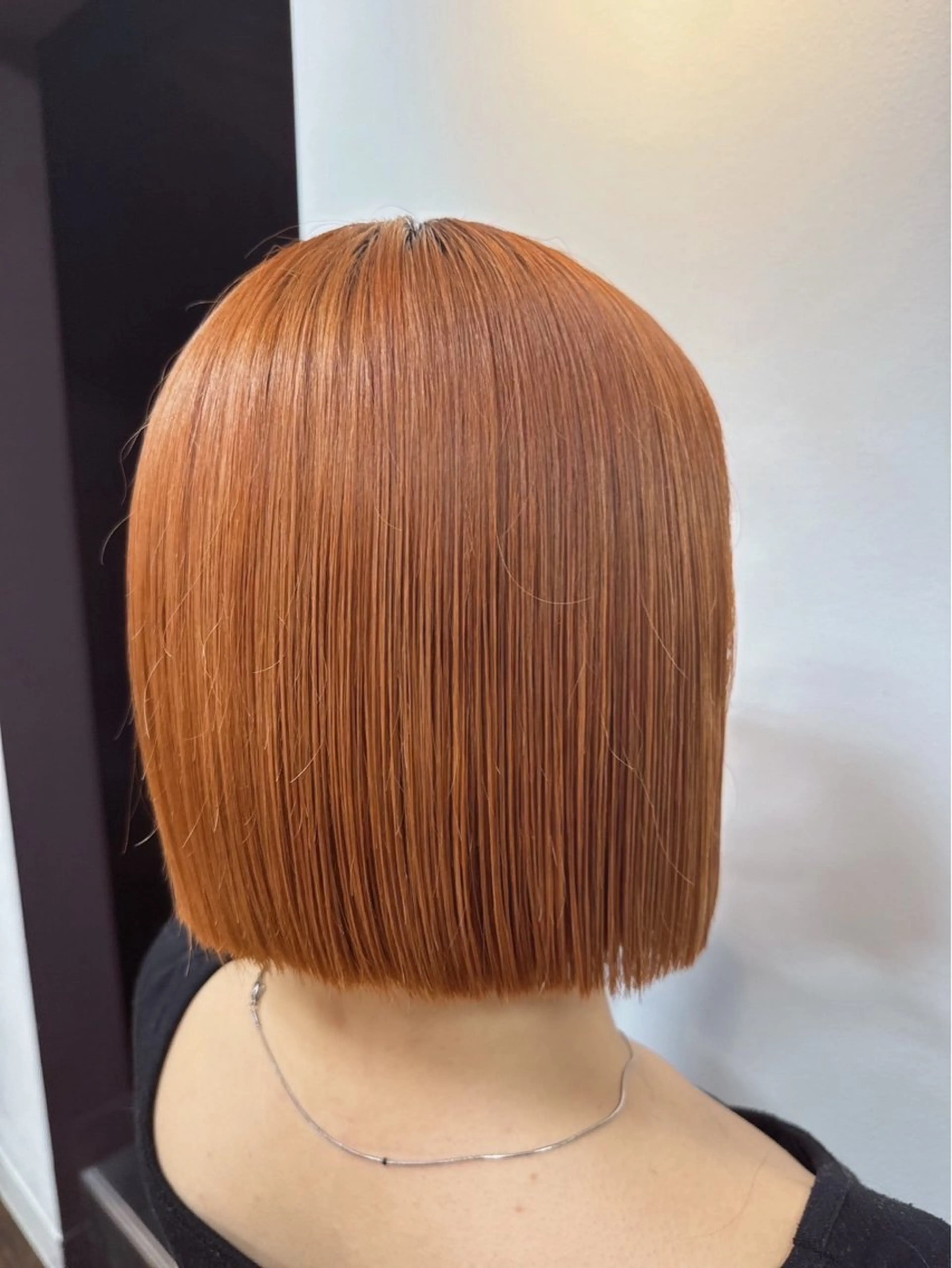 ショート カラー ブリーチ オレンジ 髪質改善 カット パーマ 天川 満博のヘアスタイル