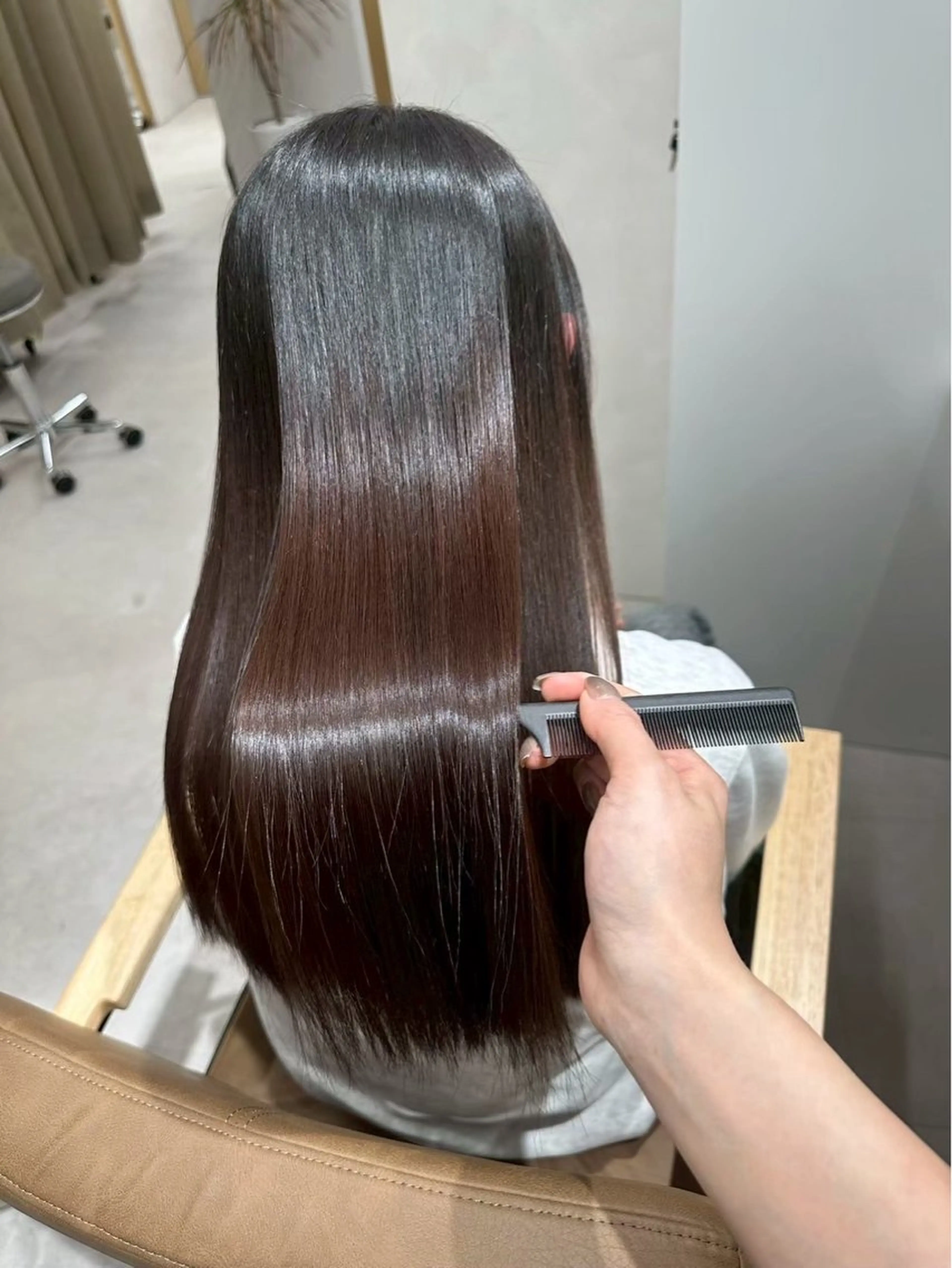 ロング カラー SLASHスラッシュ 小西結奈のヘアスタイル